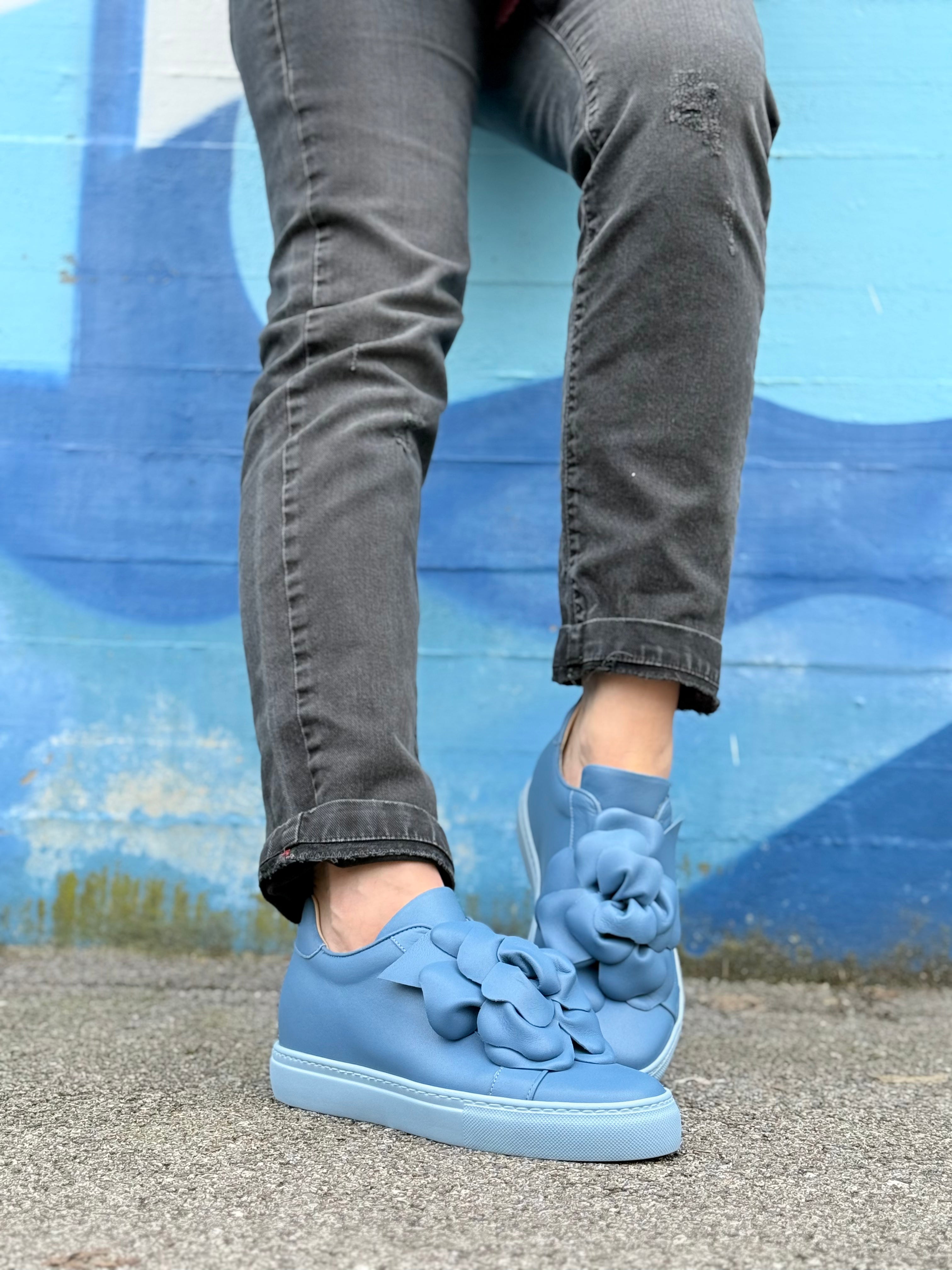Image of Calla Cielo sneaker in nappa azzurra con fiore applicato artigianale marchigiano