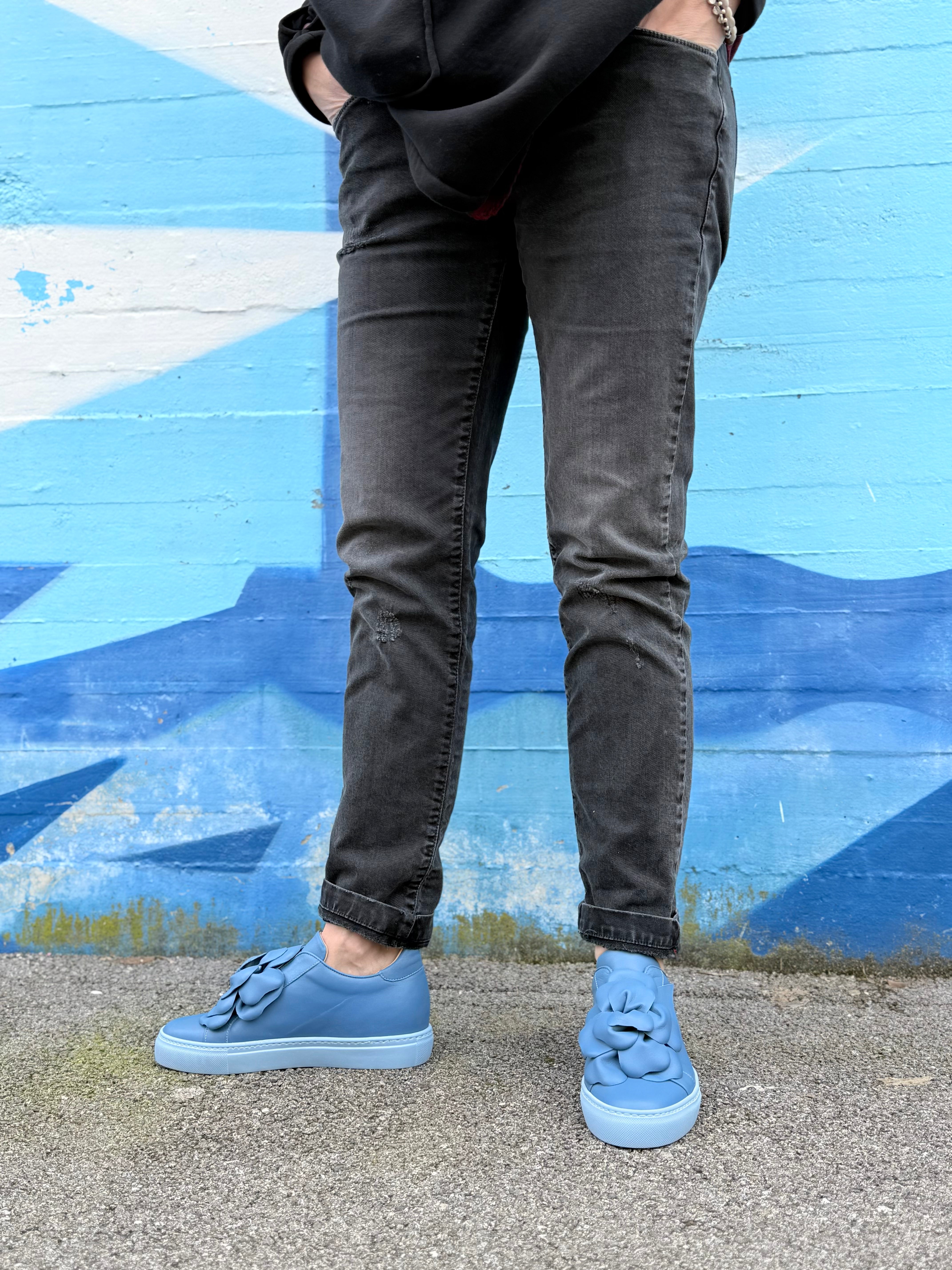Image of Calla Cielo sneaker in nappa azzurra con fiore applicato artigianale marchigiano