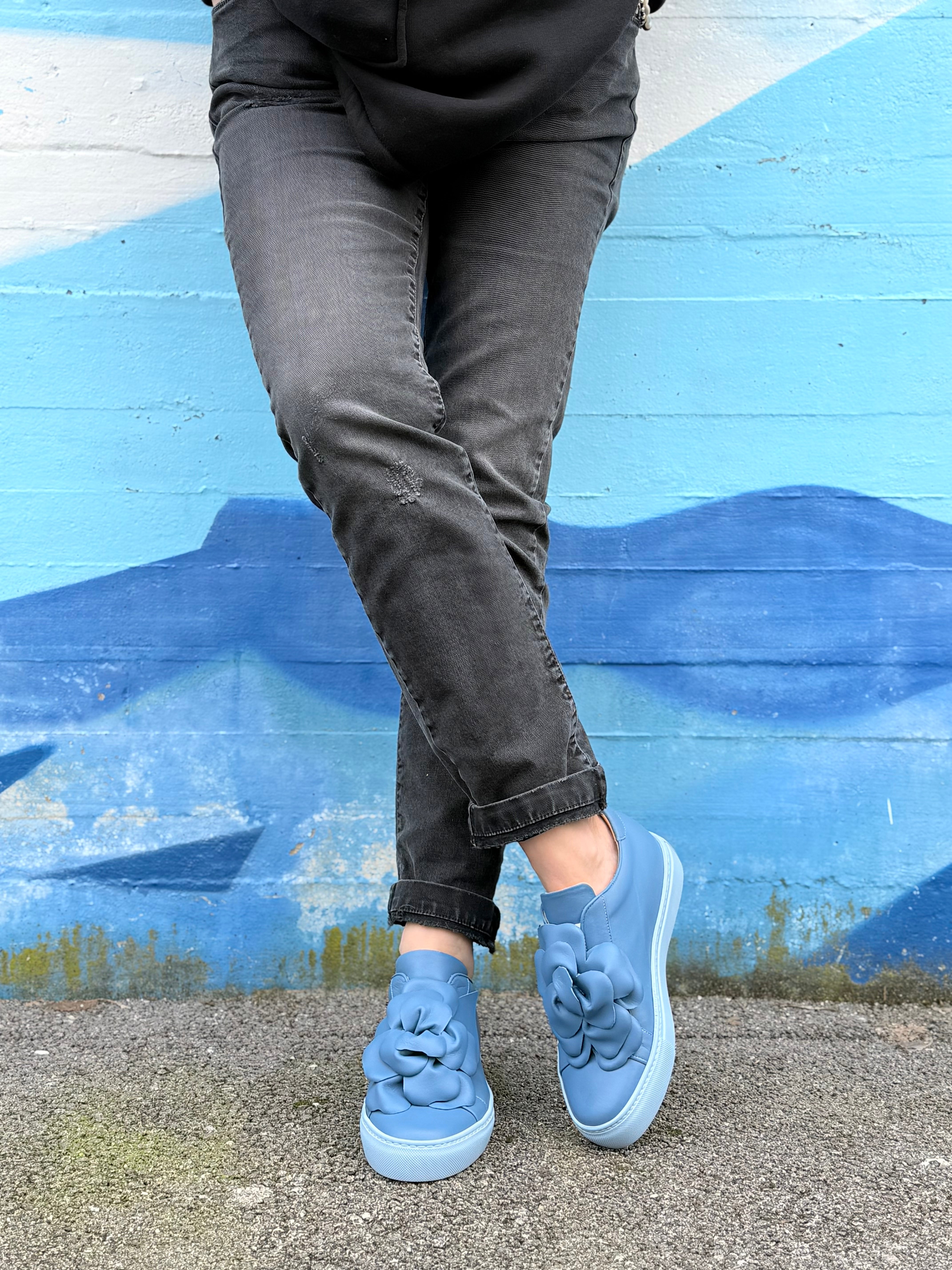 Image of Calla Cielo sneaker in nappa azzurra con fiore applicato artigianale marchigiano