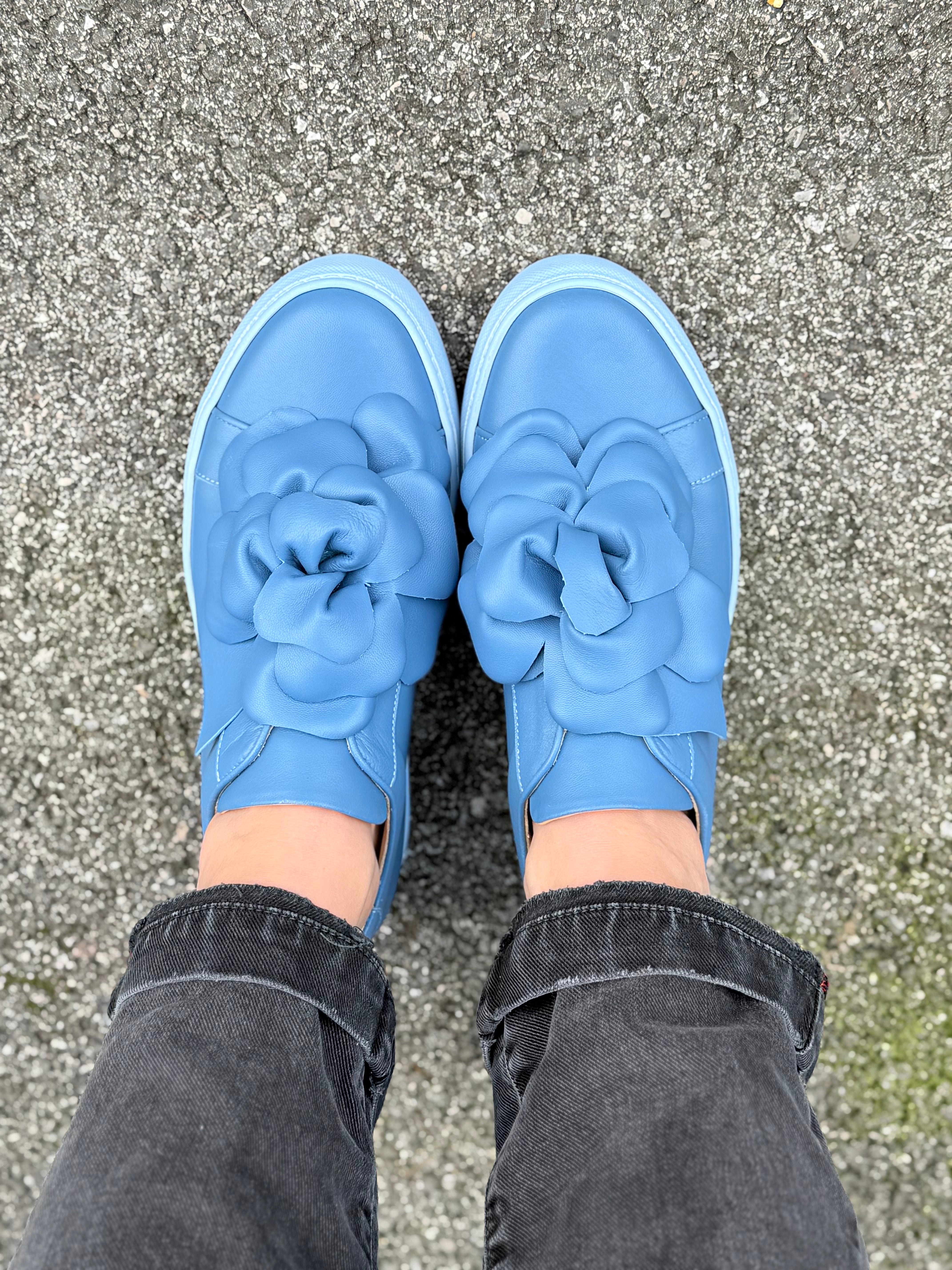Image of Calla Cielo sneaker in nappa azzurra con fiore applicato artigianale marchigiano