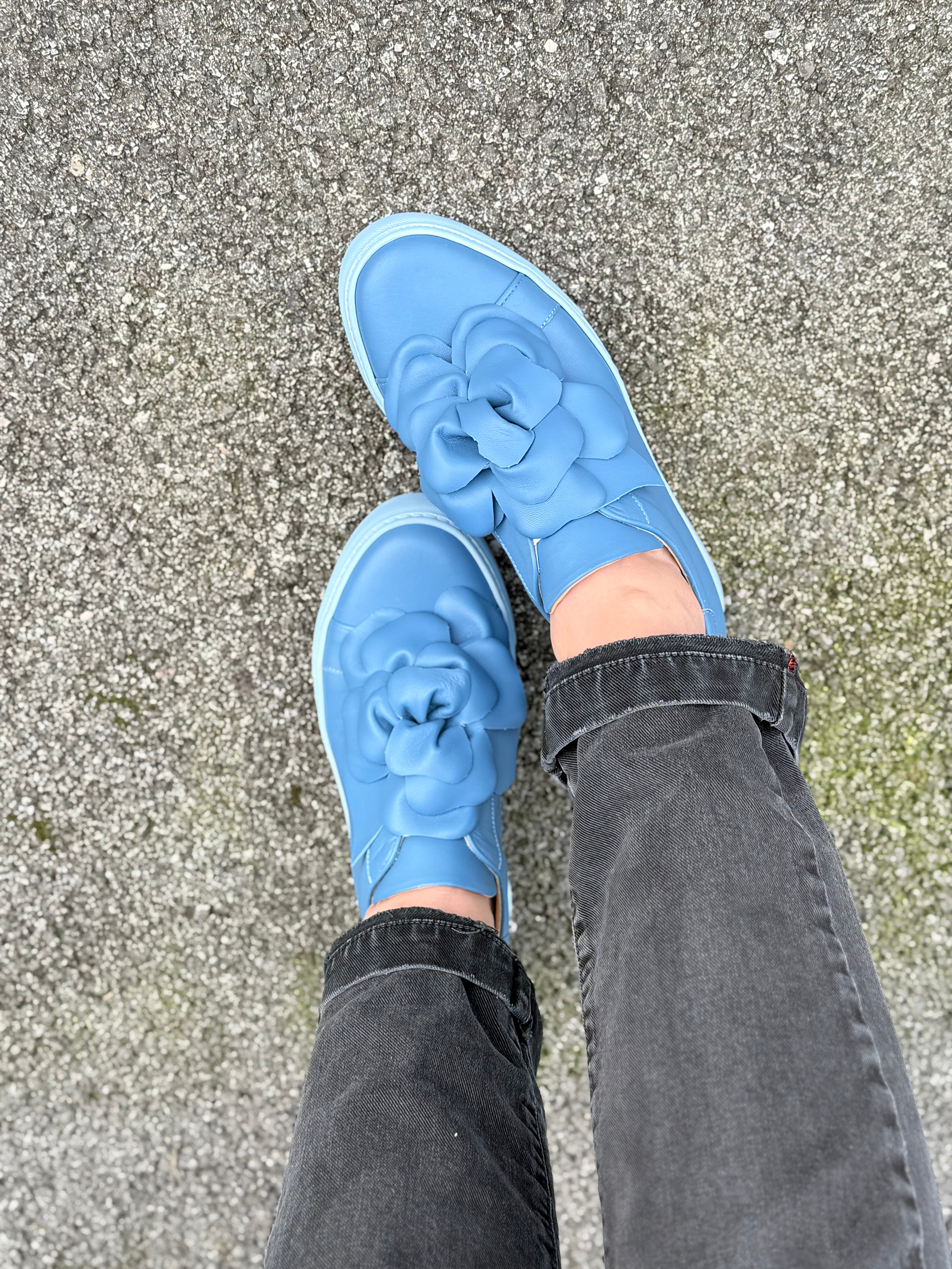 Image of Calla Cielo sneaker in nappa azzurra con fiore applicato artigianale marchigiano