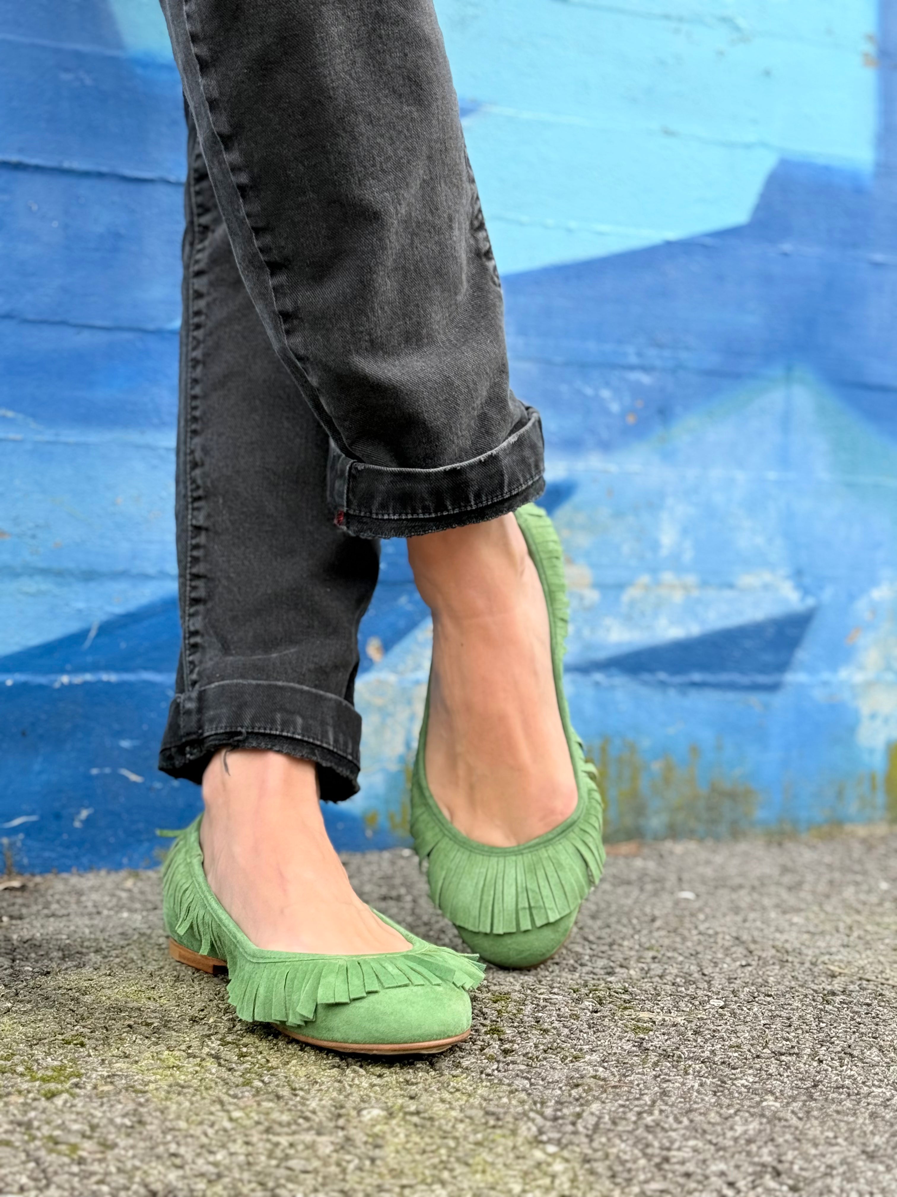 Image of Tatanka Pesto ballerina in camoscio verde con frange lavorazione artigianale marchigiana