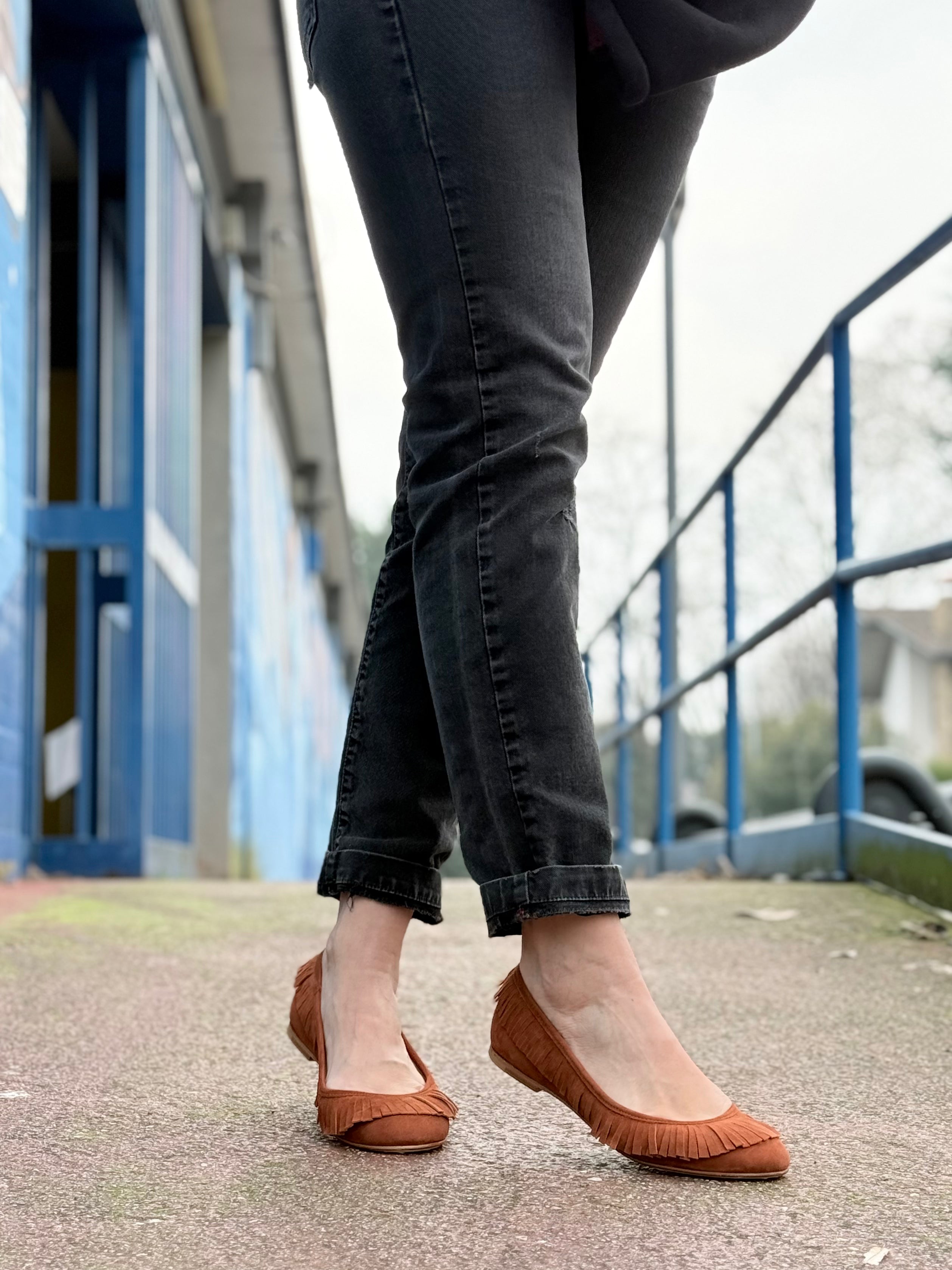 Image of Tatanka Brown ballerina in camoscio marrone con frange lavorazione artigianale marchigiana