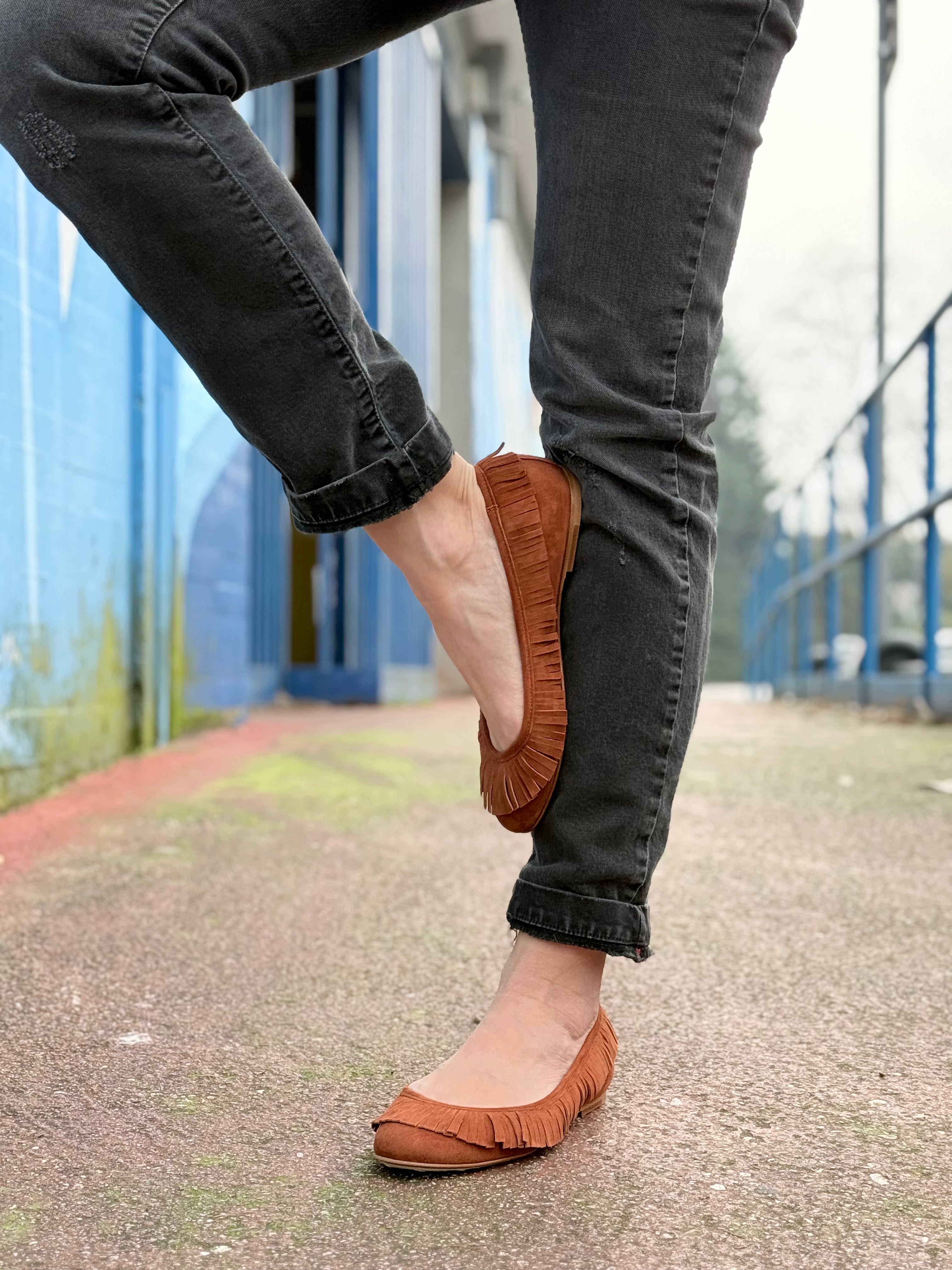 Image of Tatanka Brown ballerina in camoscio marrone con frange lavorazione artigianale marchigiana