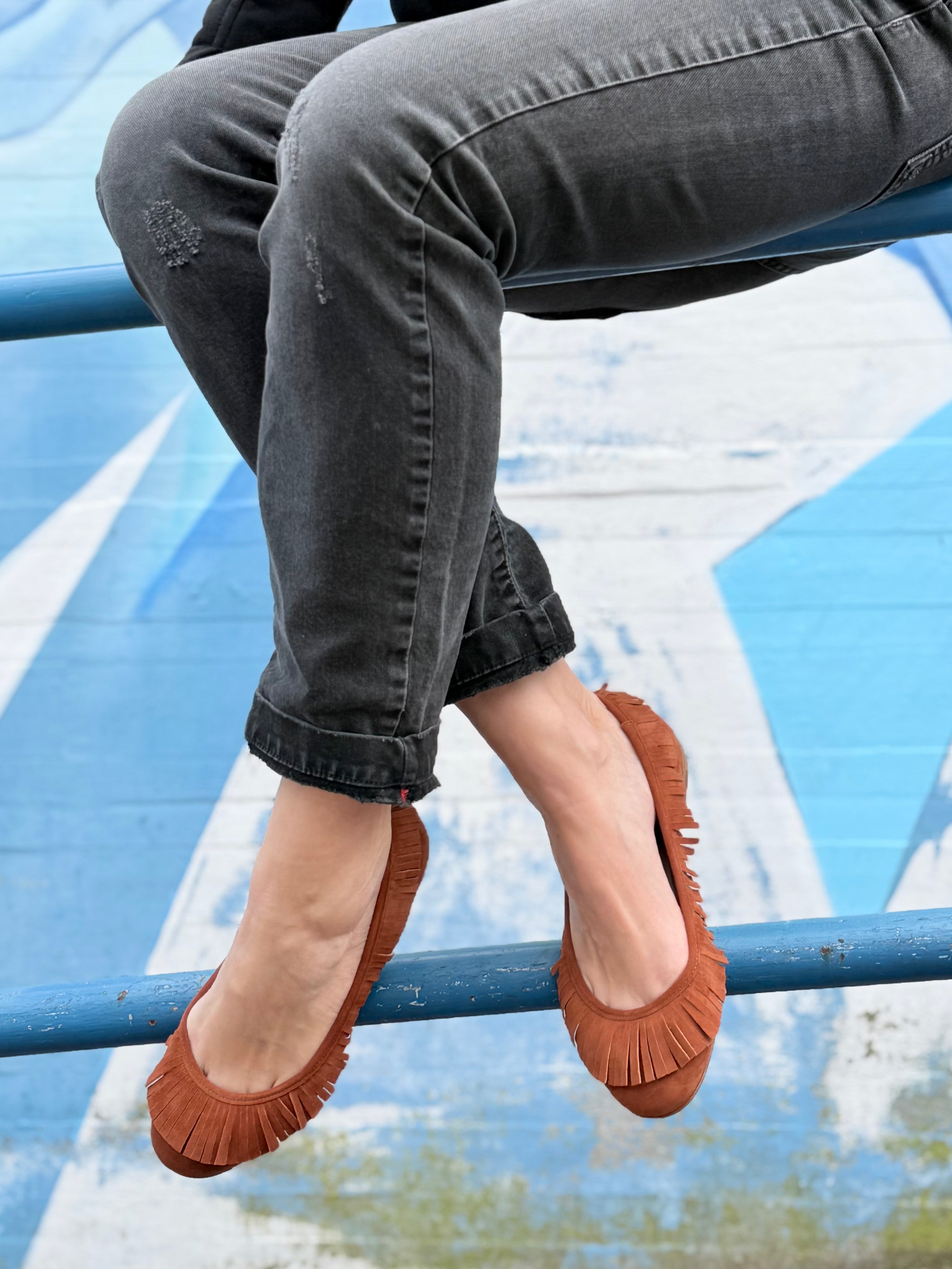 Image of Tatanka Brown ballerina in camoscio marrone con frange lavorazione artigianale marchigiana