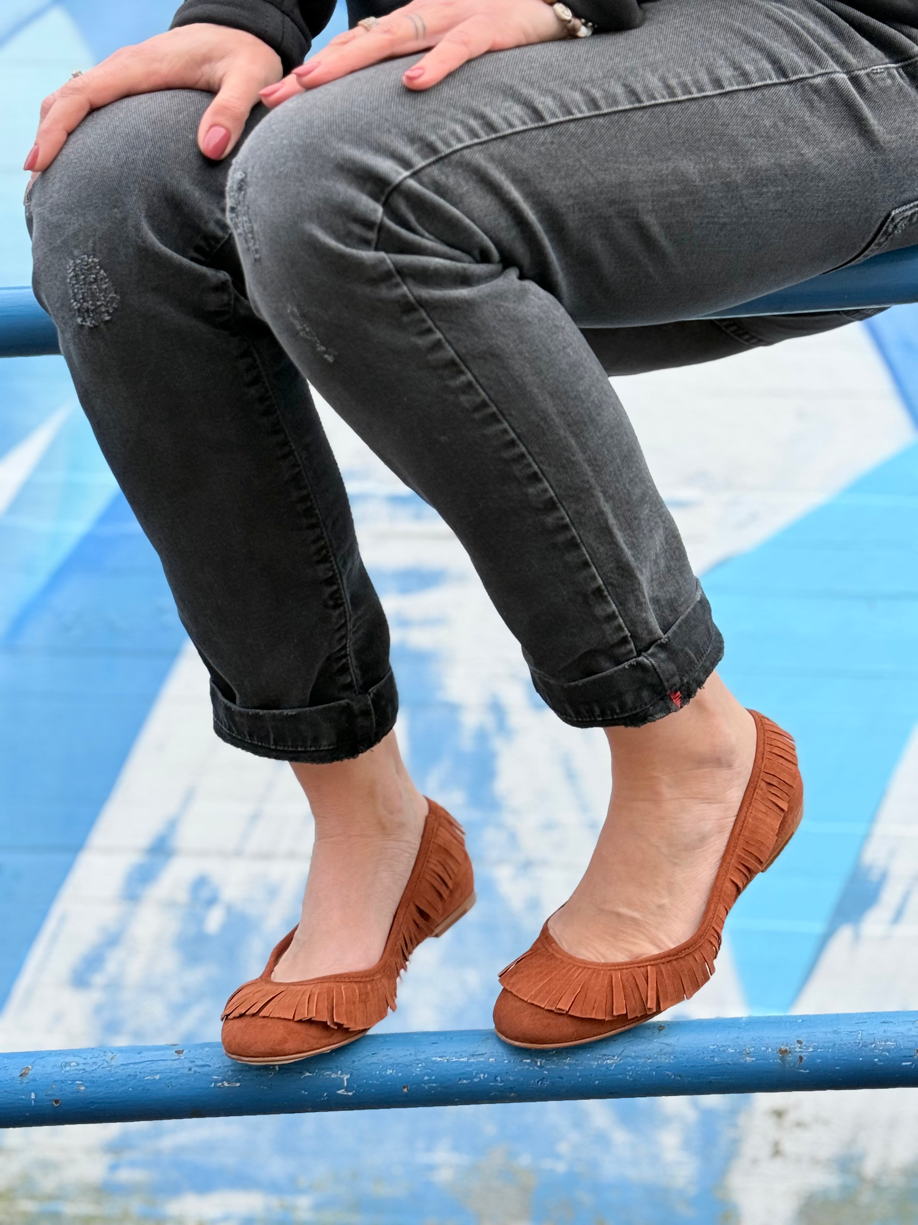 Image of Tatanka Brown ballerina in camoscio marrone con frange lavorazione artigianale marchigiana
