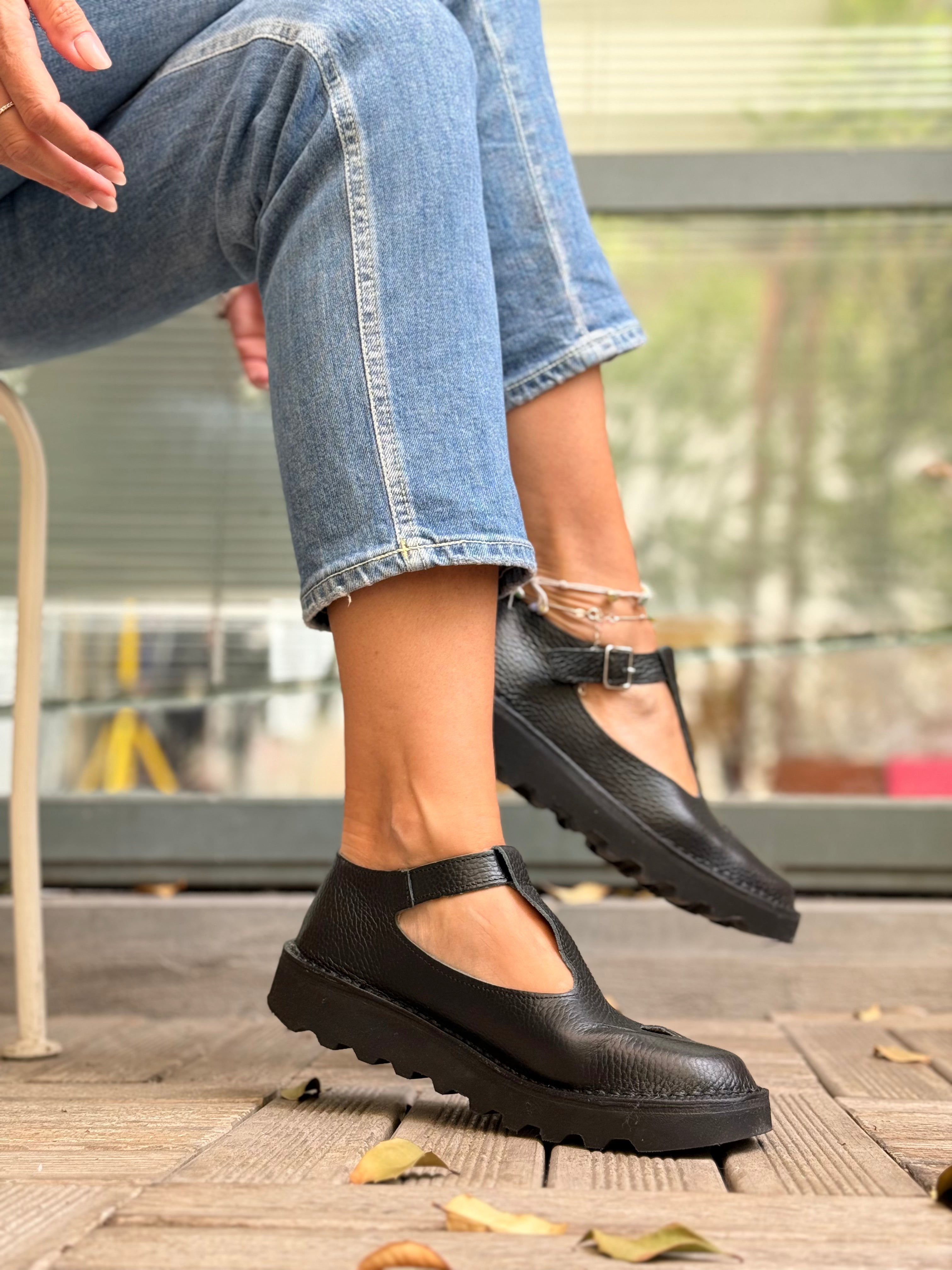 Ciacola Black bebe con occhietti in pelle nera artigianale toscana
