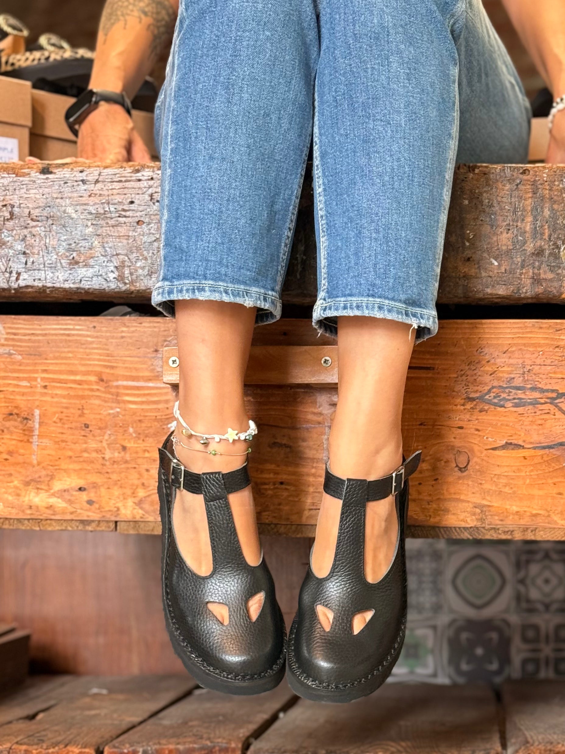Ciacola Black bebe con occhietti in pelle nera artigianale toscana