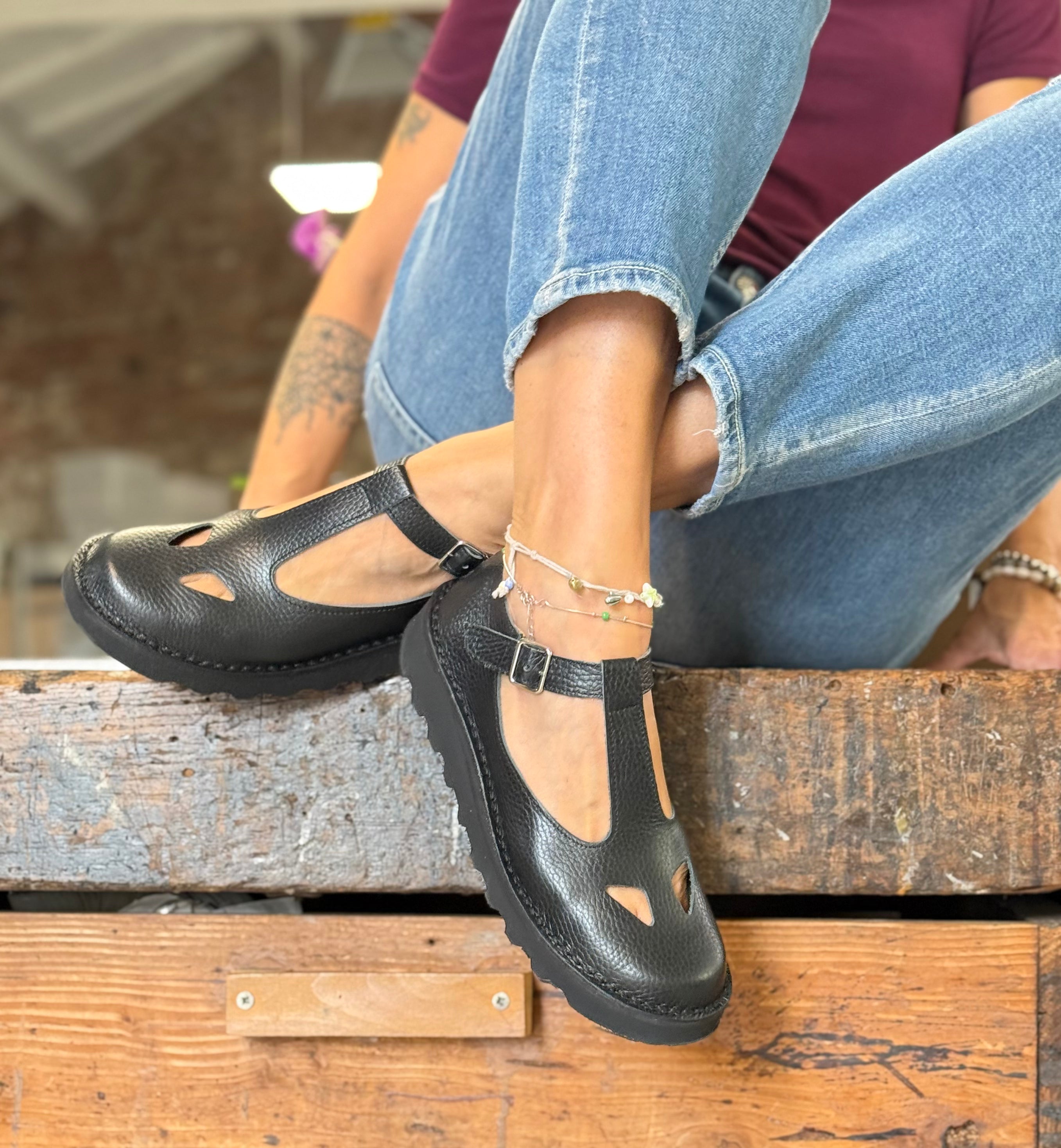 Ciacola Black bebe con occhietti in pelle nera artigianale toscana