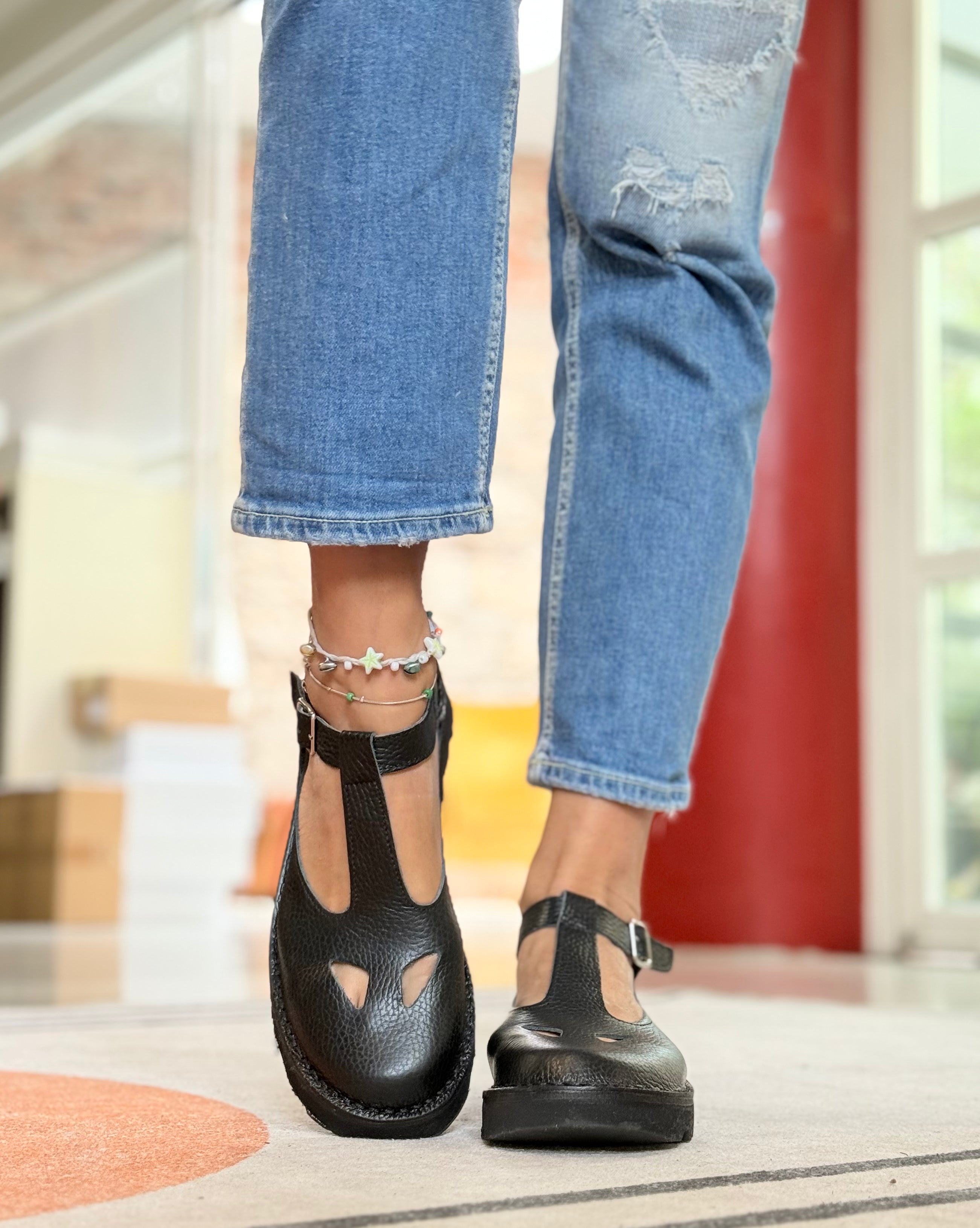 Ciacola Black bebe con occhietti in pelle nera artigianale toscana