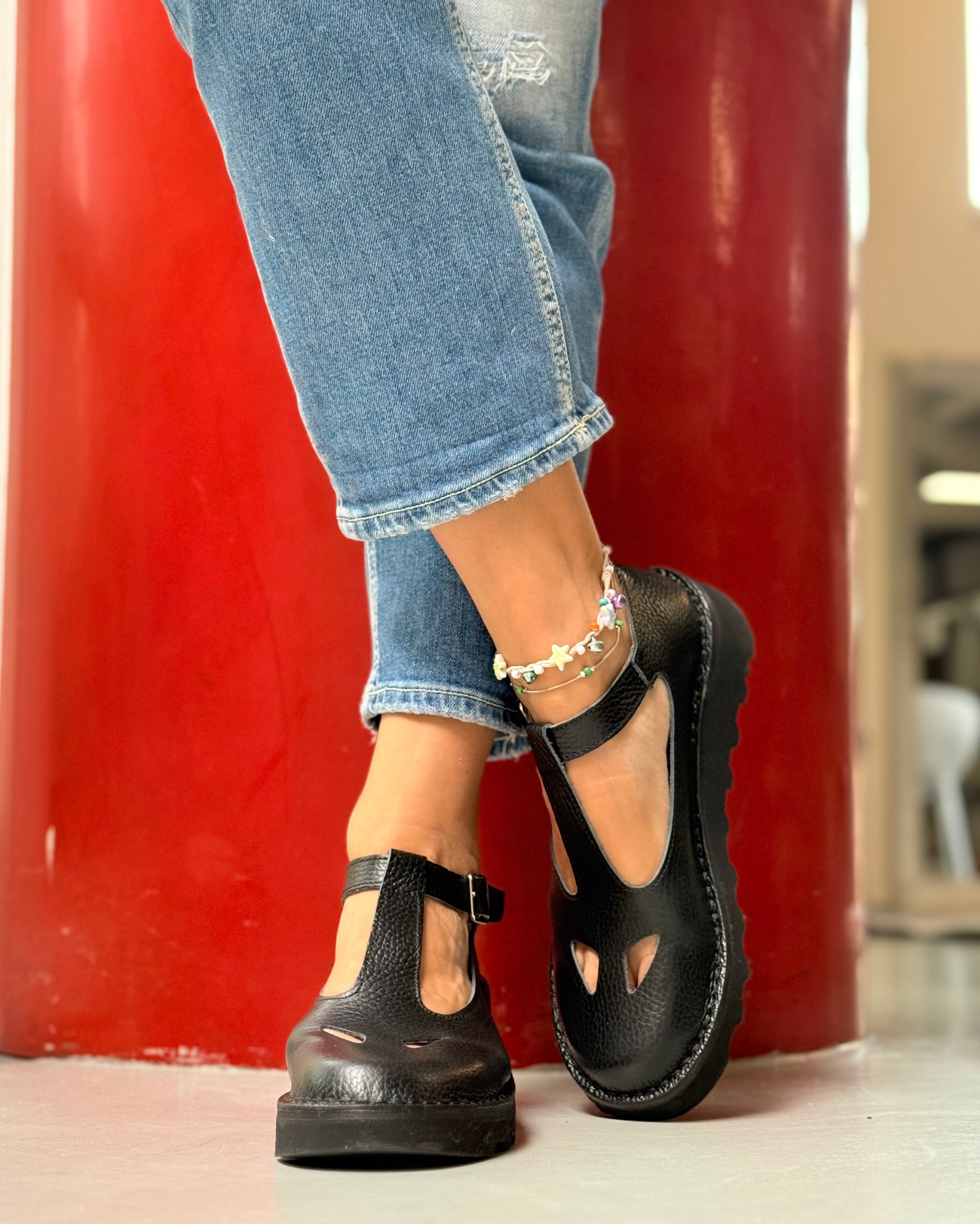 Ciacola Black bebe con occhietti in pelle nera artigianale toscana