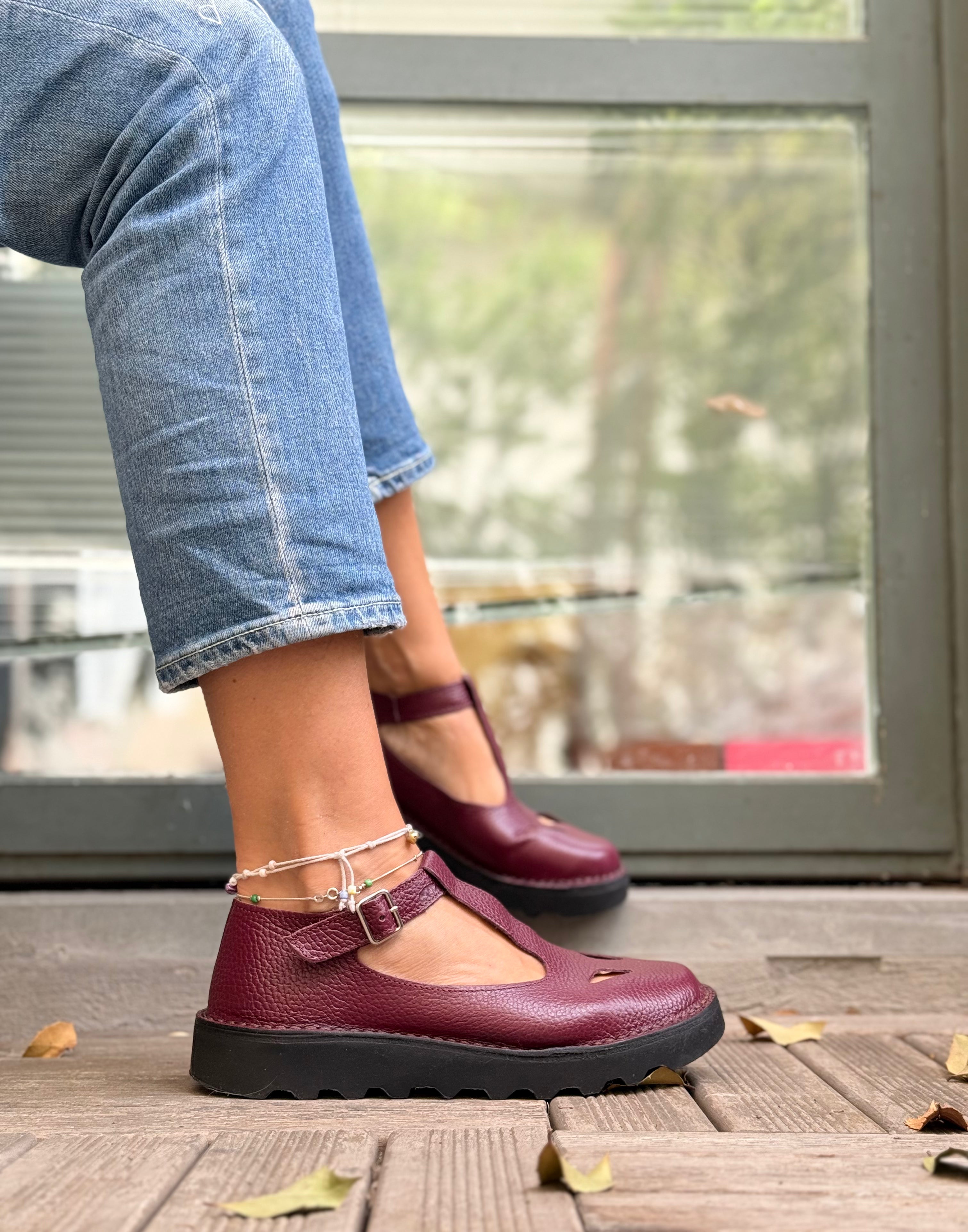 Ciacola Bordeaux bebe con occhietti in pelle bordeaux artigianale toscana