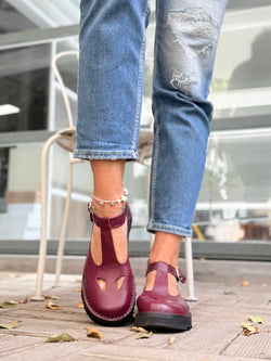 Image of Ciacola Bordeaux bebe con occhietti in pelle bordeaux artigianale toscana