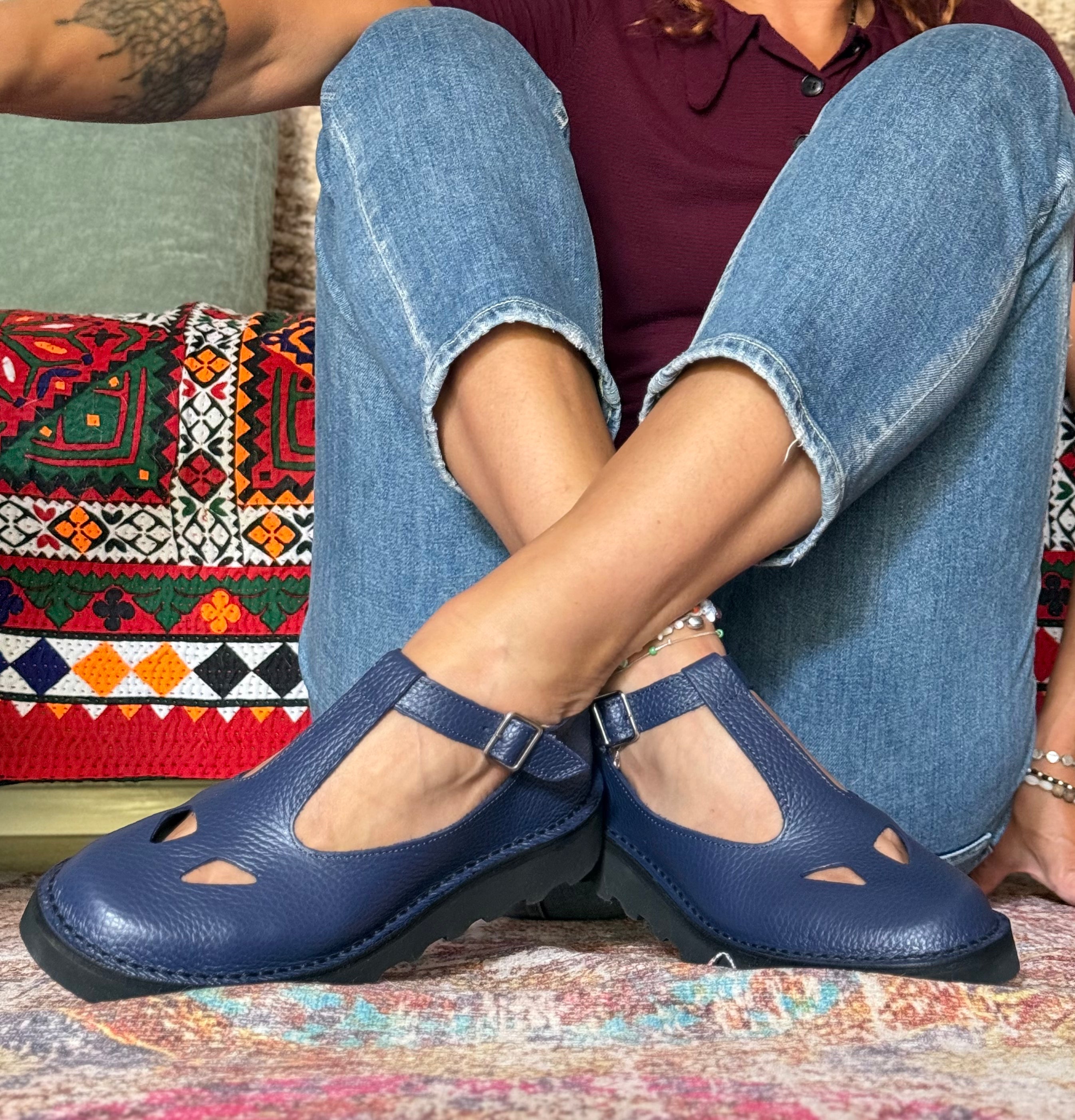 Ciacola Blue bebe con occhietti in pelle blue artigianale toscana