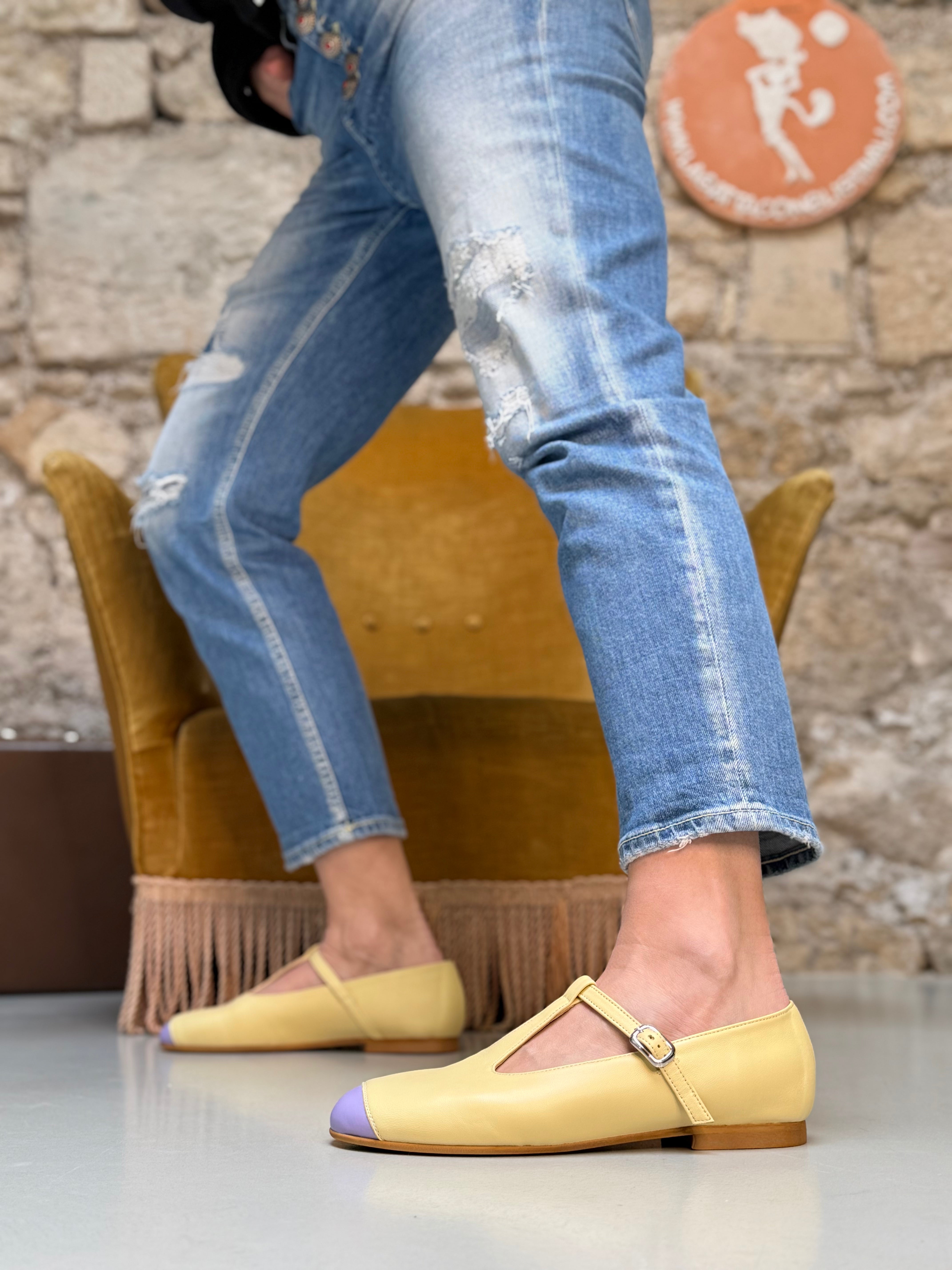 Image of Pluto Sun scarpa bassa t bar in nappa giallo pastello tacco 1 artigianale marchigiana
