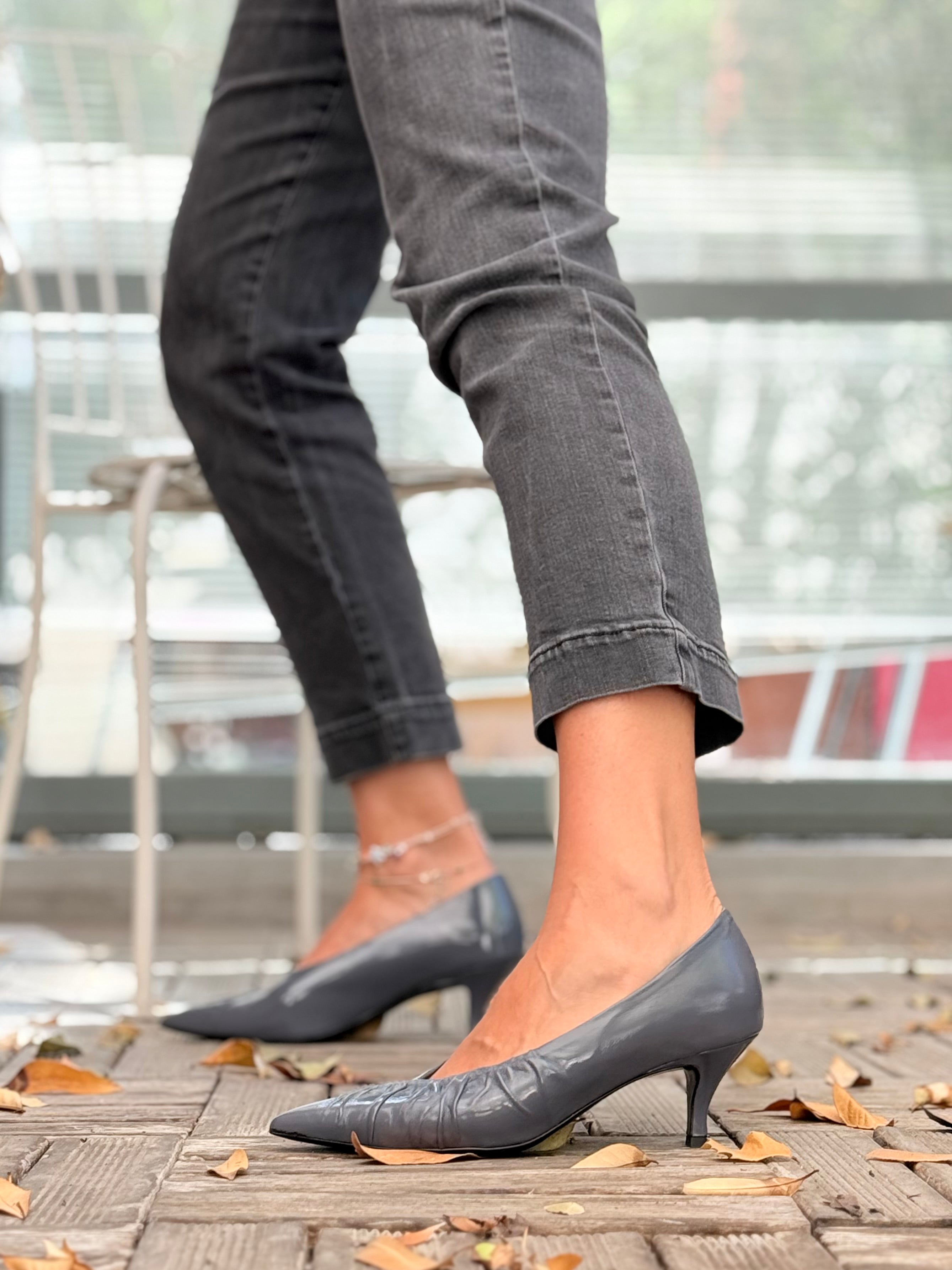 Libby Grey decolleteè  in vernice grigia su base camoscio tacco 6 cm lavorazione artigianale marchigiana