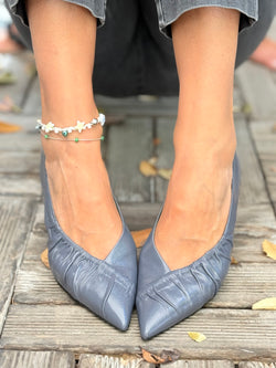 Image of Libby Grey decolleteè  in vernice grigia su base camoscio tacco 6 cm lavorazione artigianale marchigiana