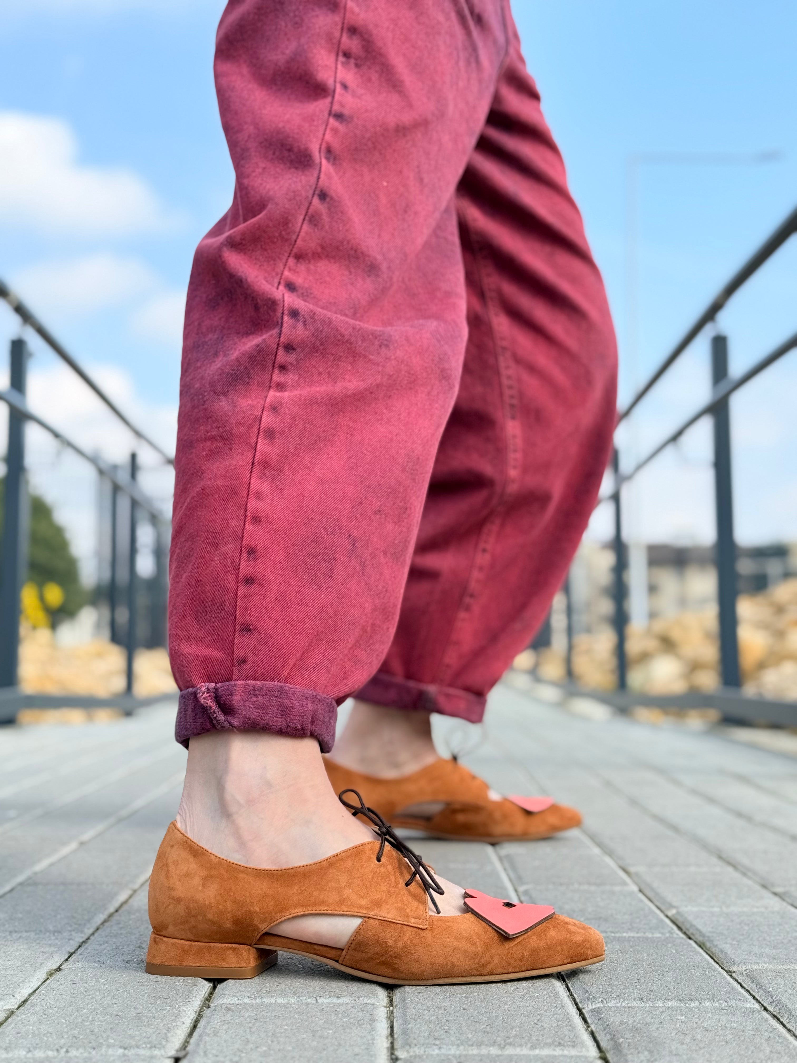 Image of Lips Caramel scarpina bassa in camoscio bruciato con dettaglio salmone tacco 2 artigianale pugliese