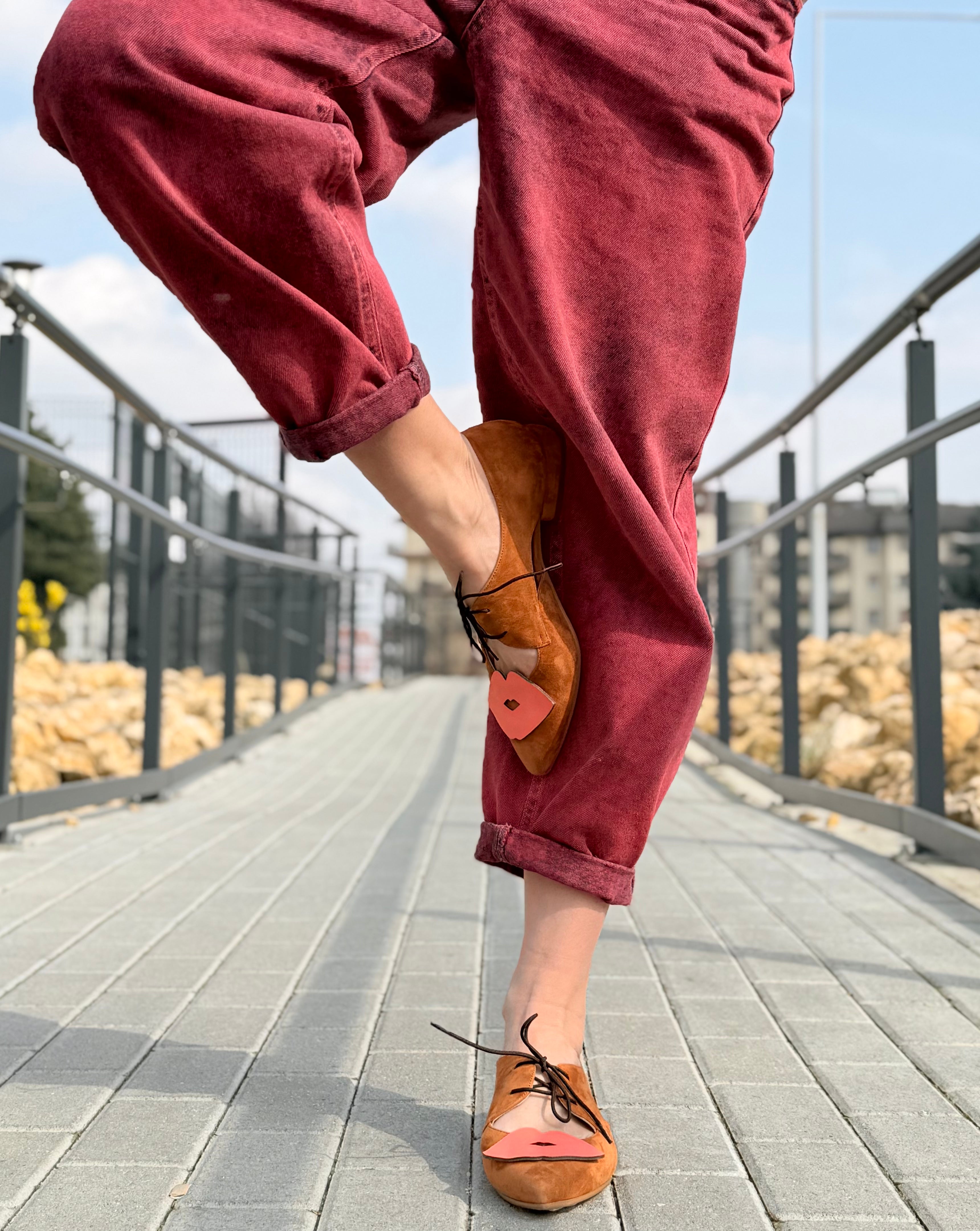 Image of Lips Caramel scarpina bassa in camoscio bruciato con dettaglio salmone tacco 2 artigianale pugliese