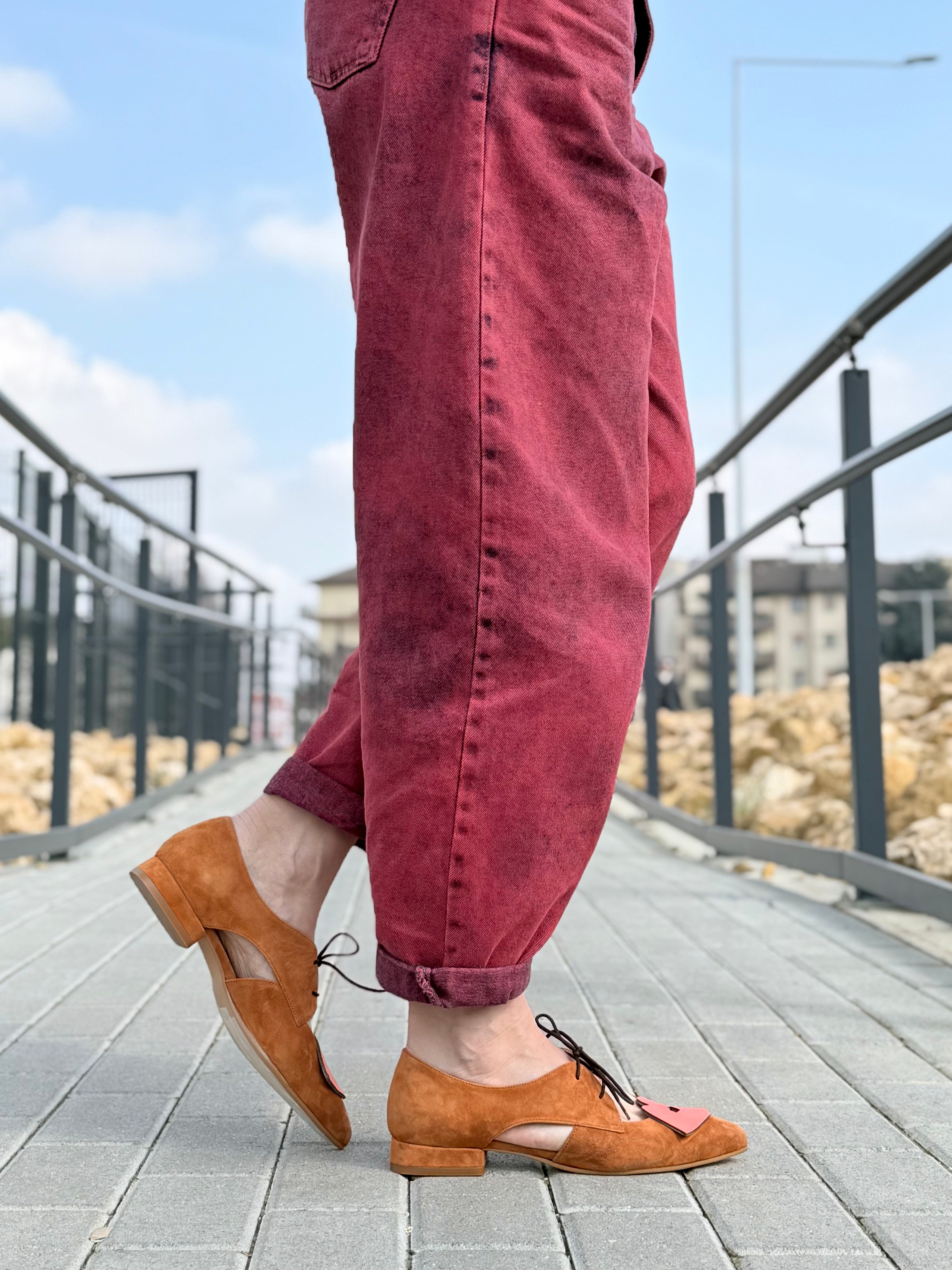 Image of Lips Caramel scarpina bassa in camoscio bruciato con dettaglio salmone tacco 2 artigianale pugliese