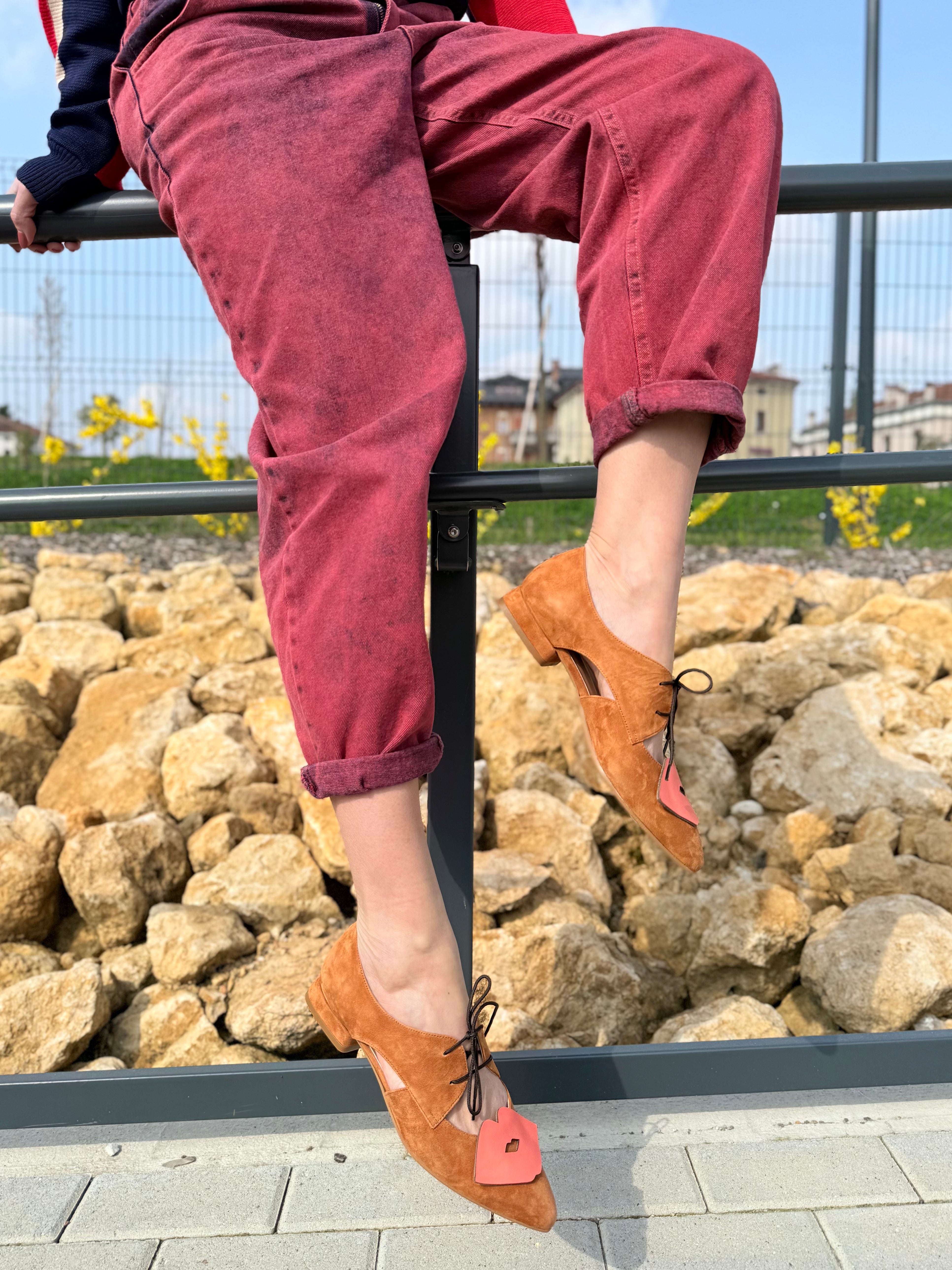 Image of Lips Caramel scarpina bassa in camoscio bruciato con dettaglio salmone tacco 2 artigianale pugliese