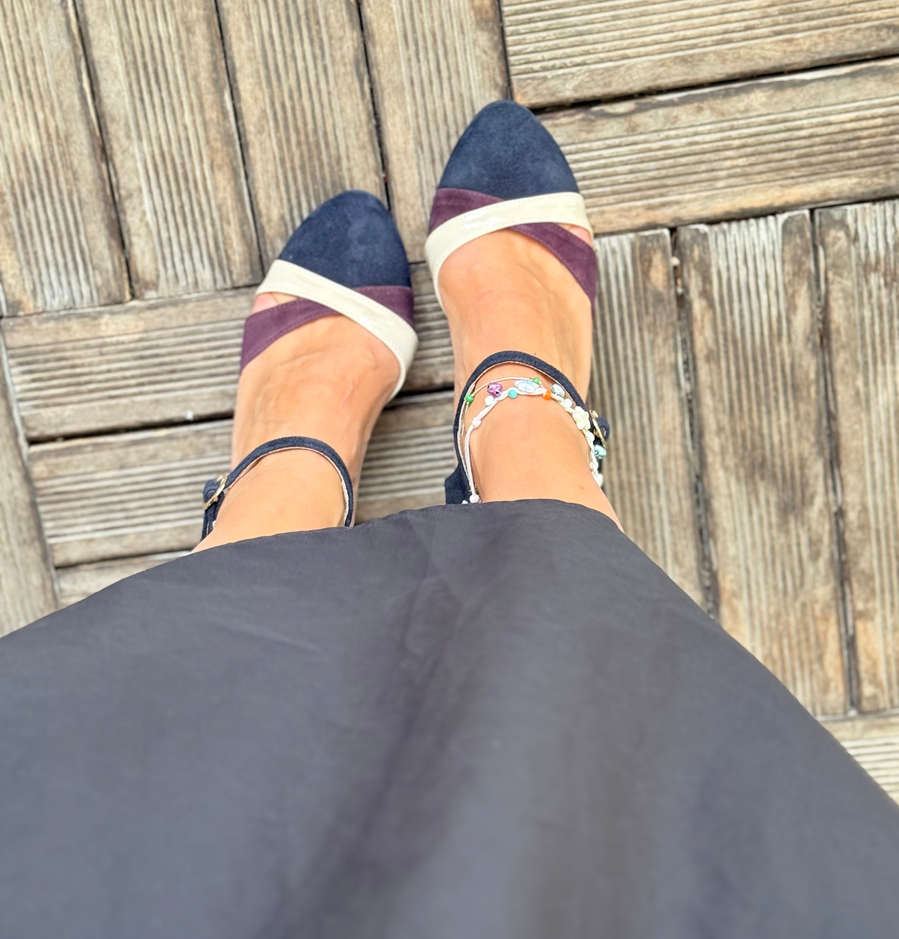 Image of Cabaret Blue decolletèe in camoscio blu tacco 9cm plateau 1cm artigianale pugliese