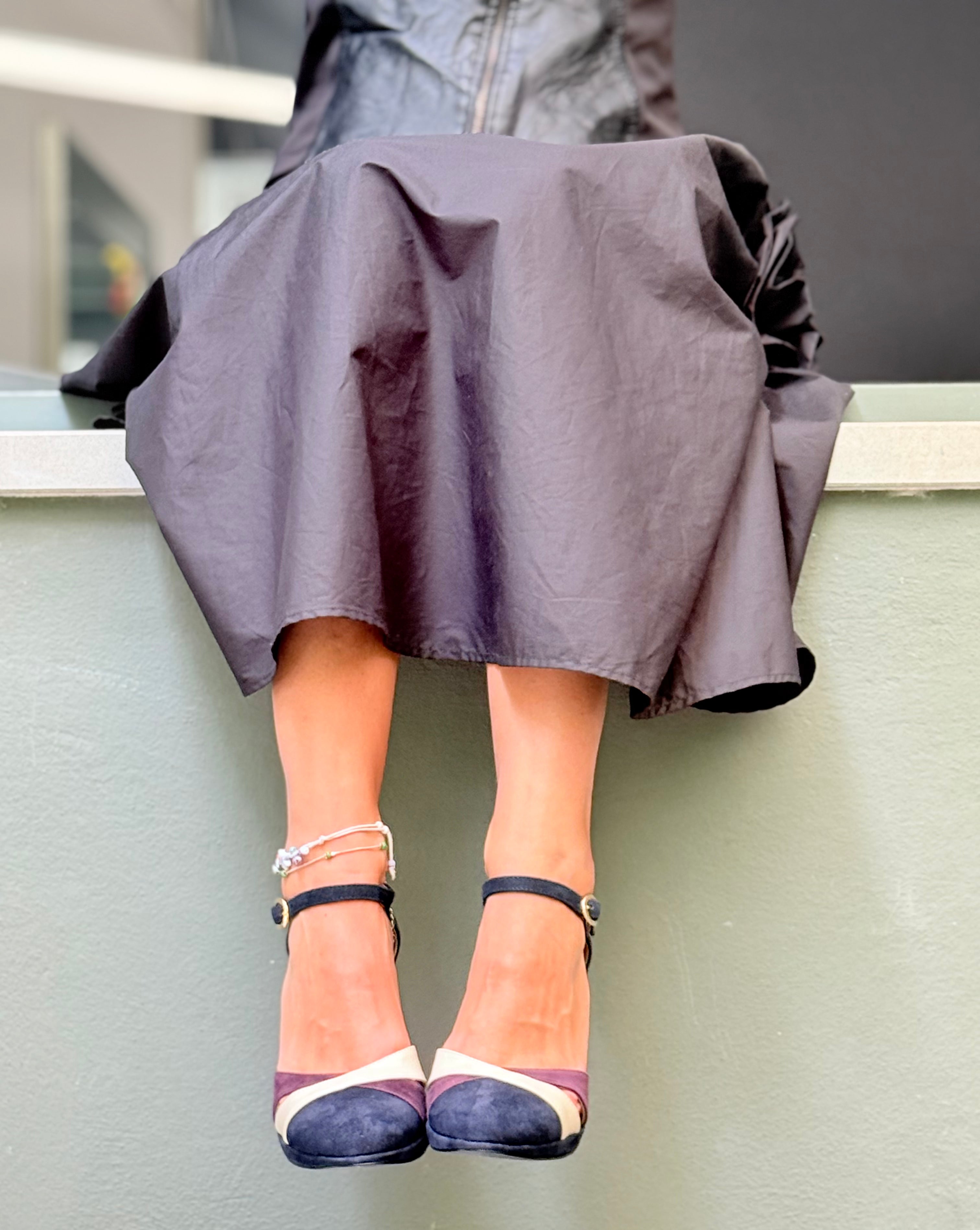 Image of Cabaret Blue decolletèe in camoscio blu tacco 9cm plateau 1cm artigianale pugliese