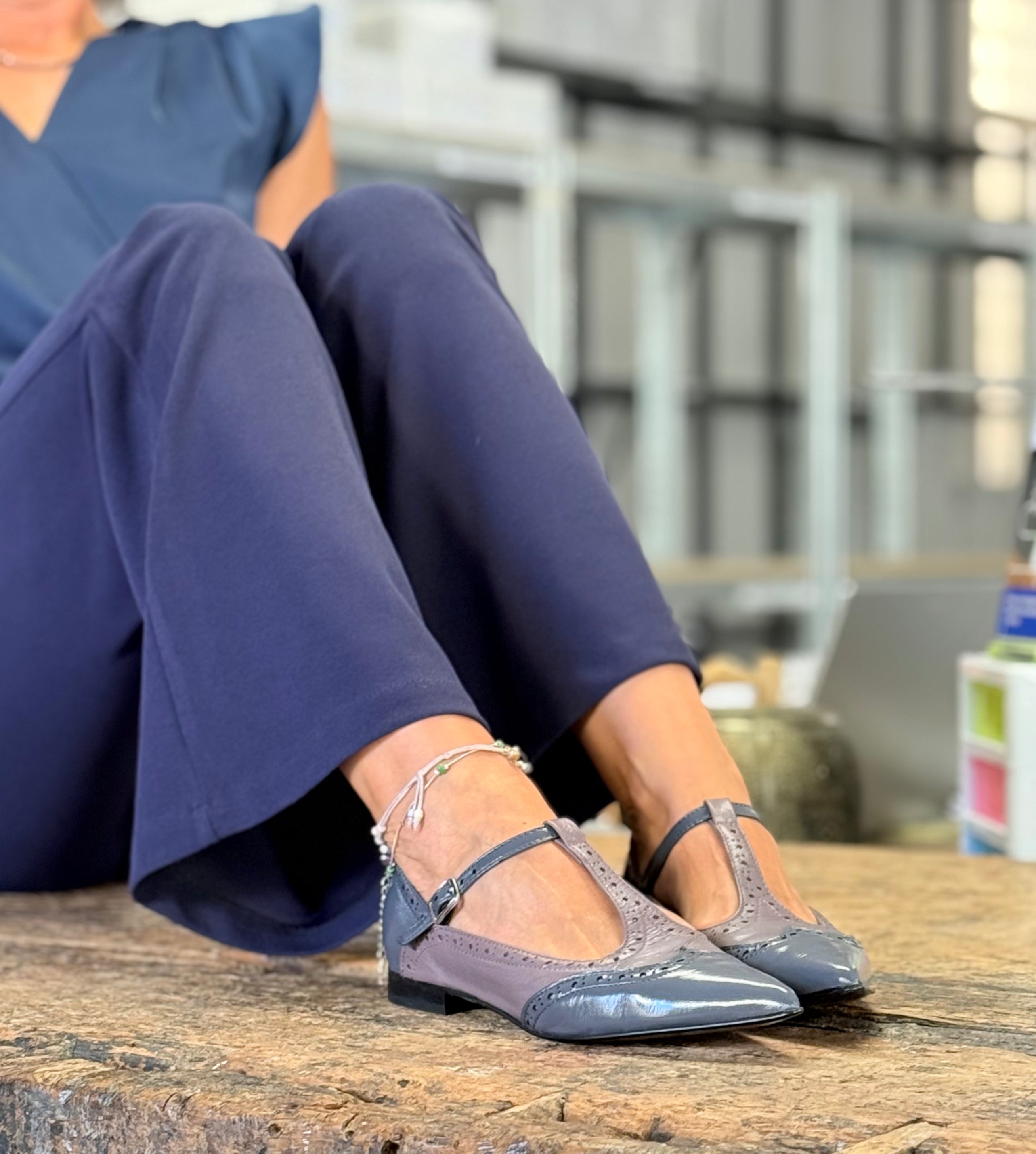 Image of Wendy Grey scarpina bassa a sacchetto in vernice carbone e nappa tacco 1.5 artigianale marchigiana