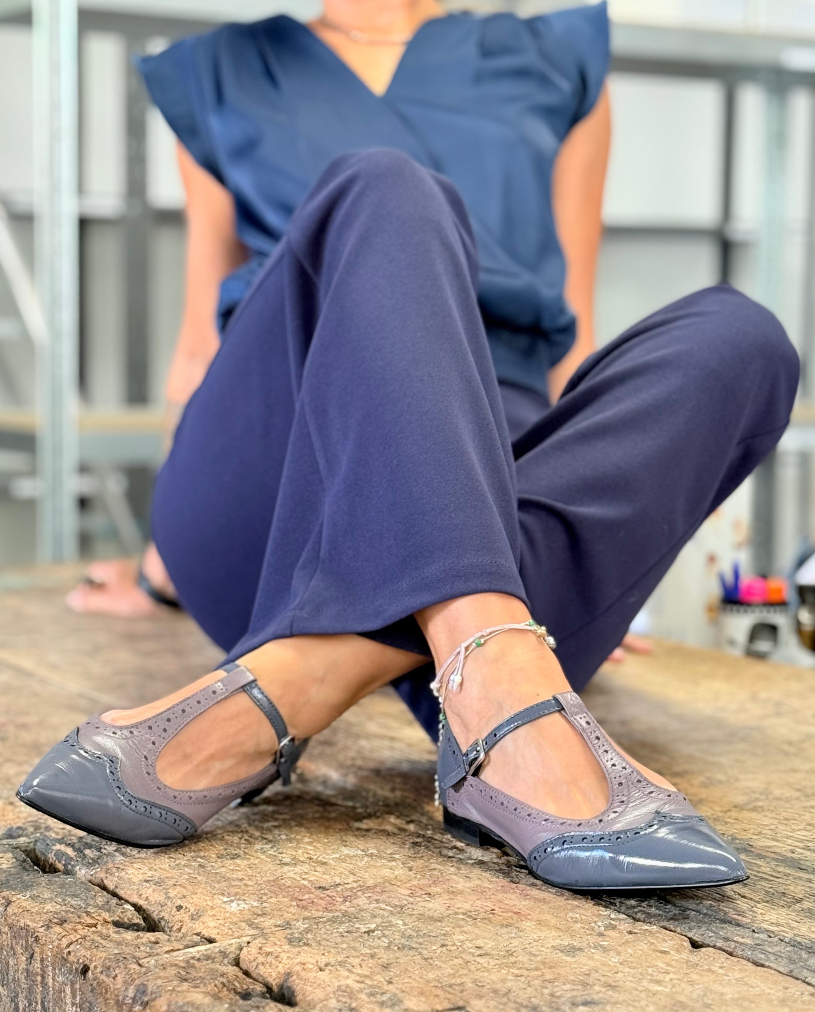 Image of Wendy Grey scarpina bassa a sacchetto in vernice carbone e nappa tacco 1.5 artigianale marchigiana