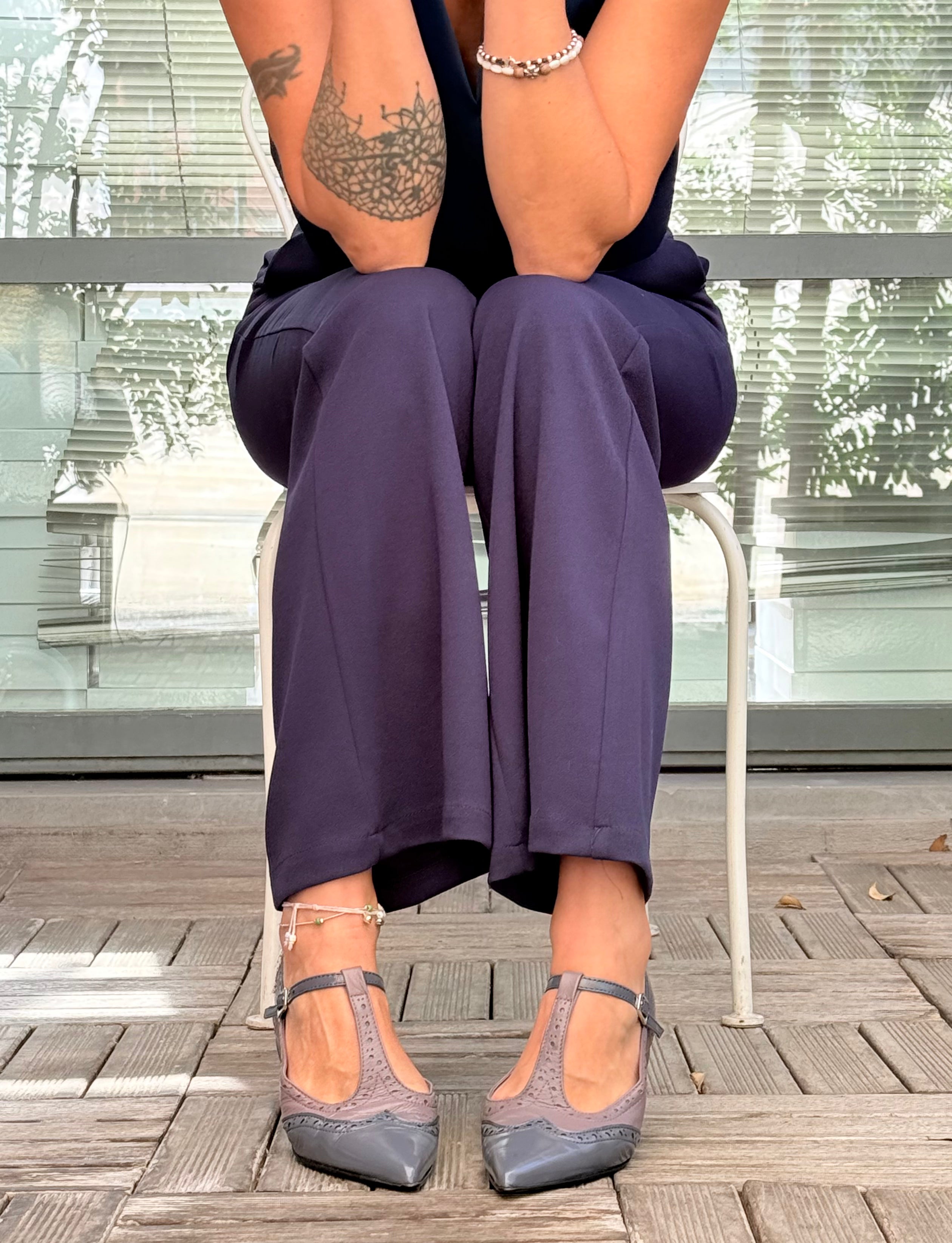 Image of Wendy Grey scarpina bassa a sacchetto in vernice carbone e nappa tacco 1.5 artigianale marchigiana