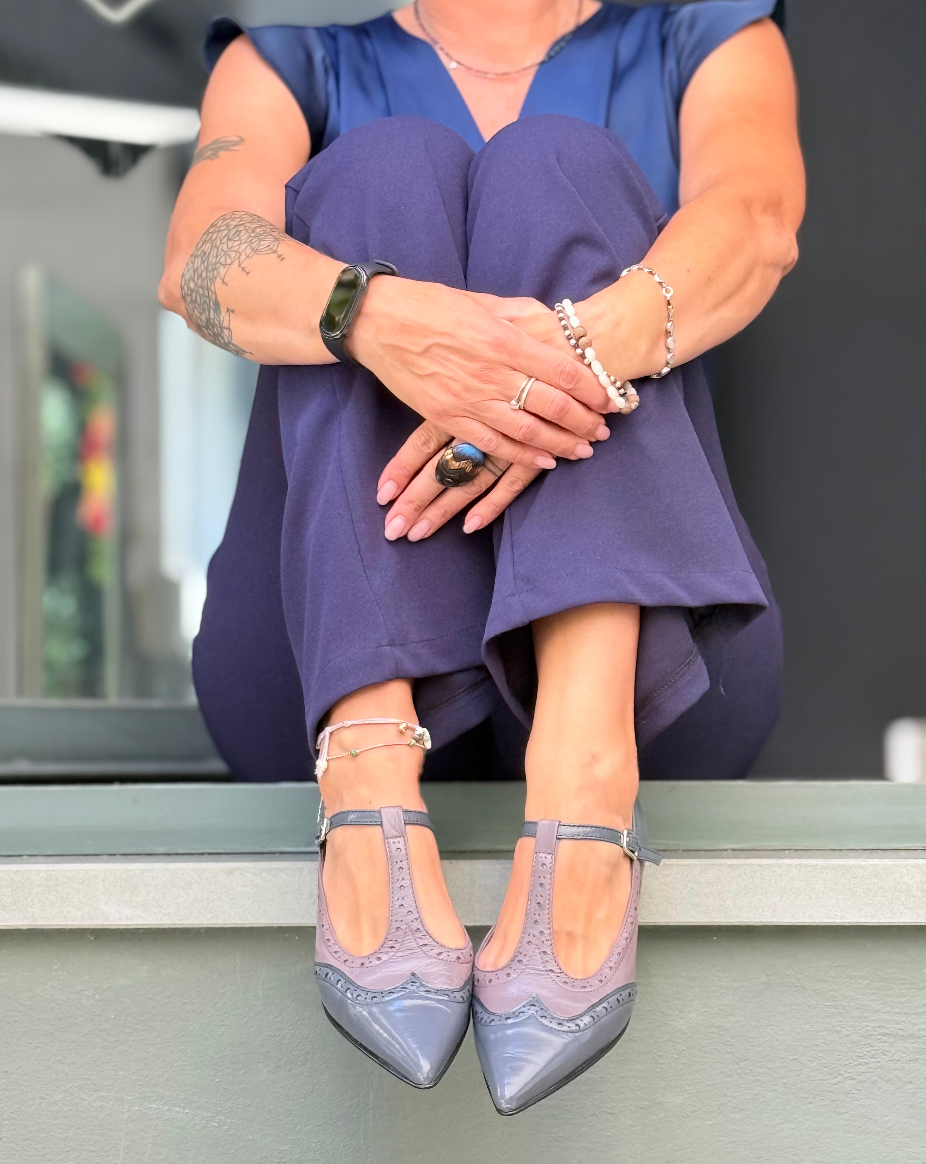 Image of Wendy Grey scarpina bassa a sacchetto in vernice carbone e nappa tacco 1.5 artigianale marchigiana