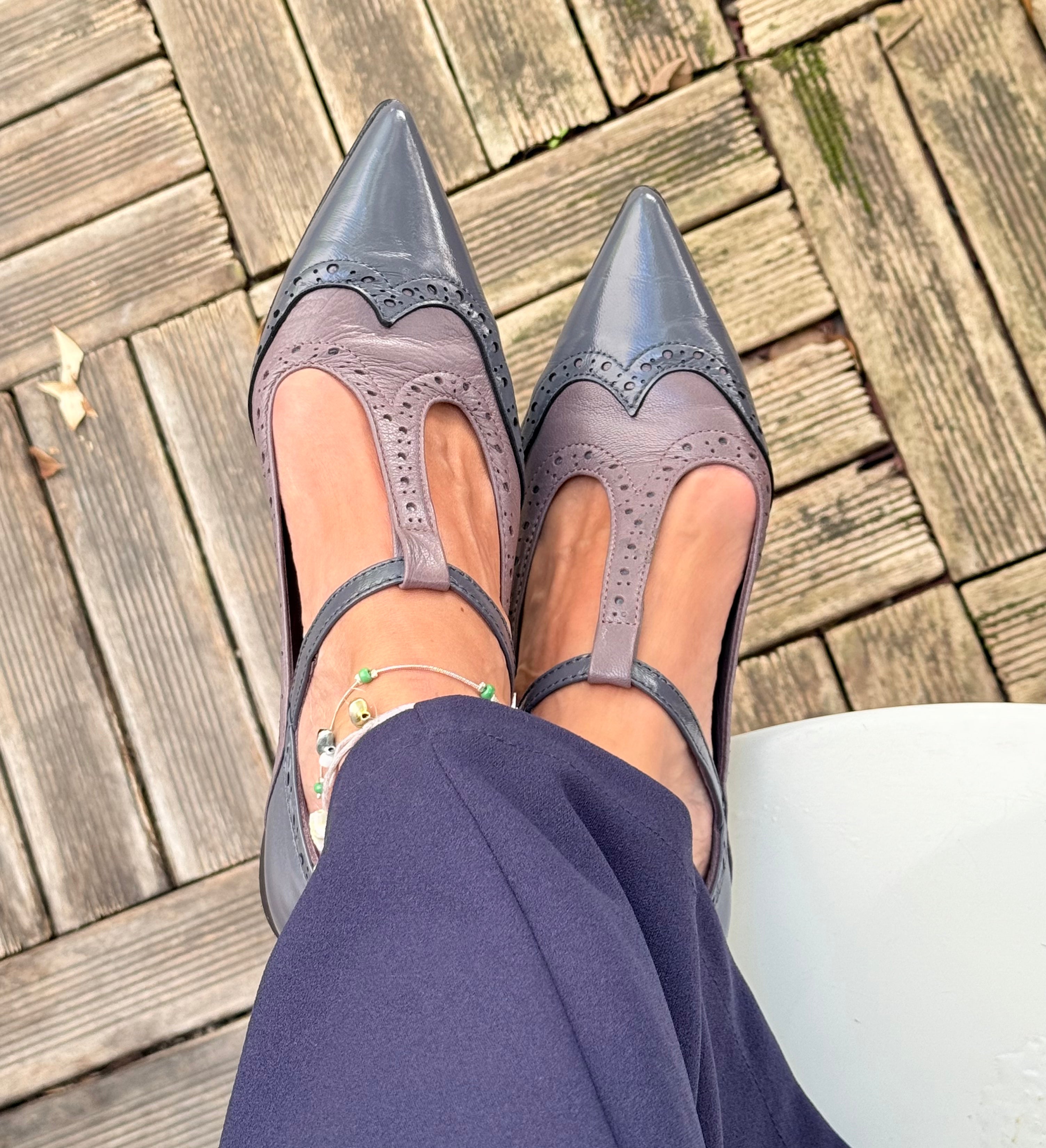 Image of Wendy Grey scarpina bassa a sacchetto in vernice carbone e nappa tacco 1.5 artigianale marchigiana