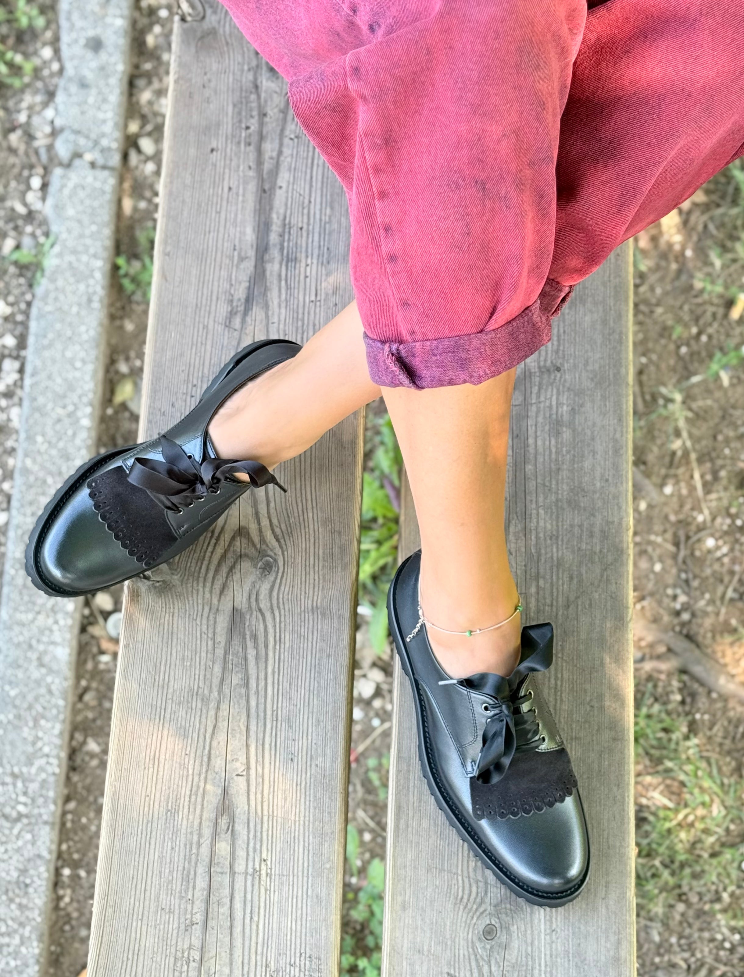 Image of Tiger Piombo scarpa bassa allacciata in nappa nera artigianale marchigiana