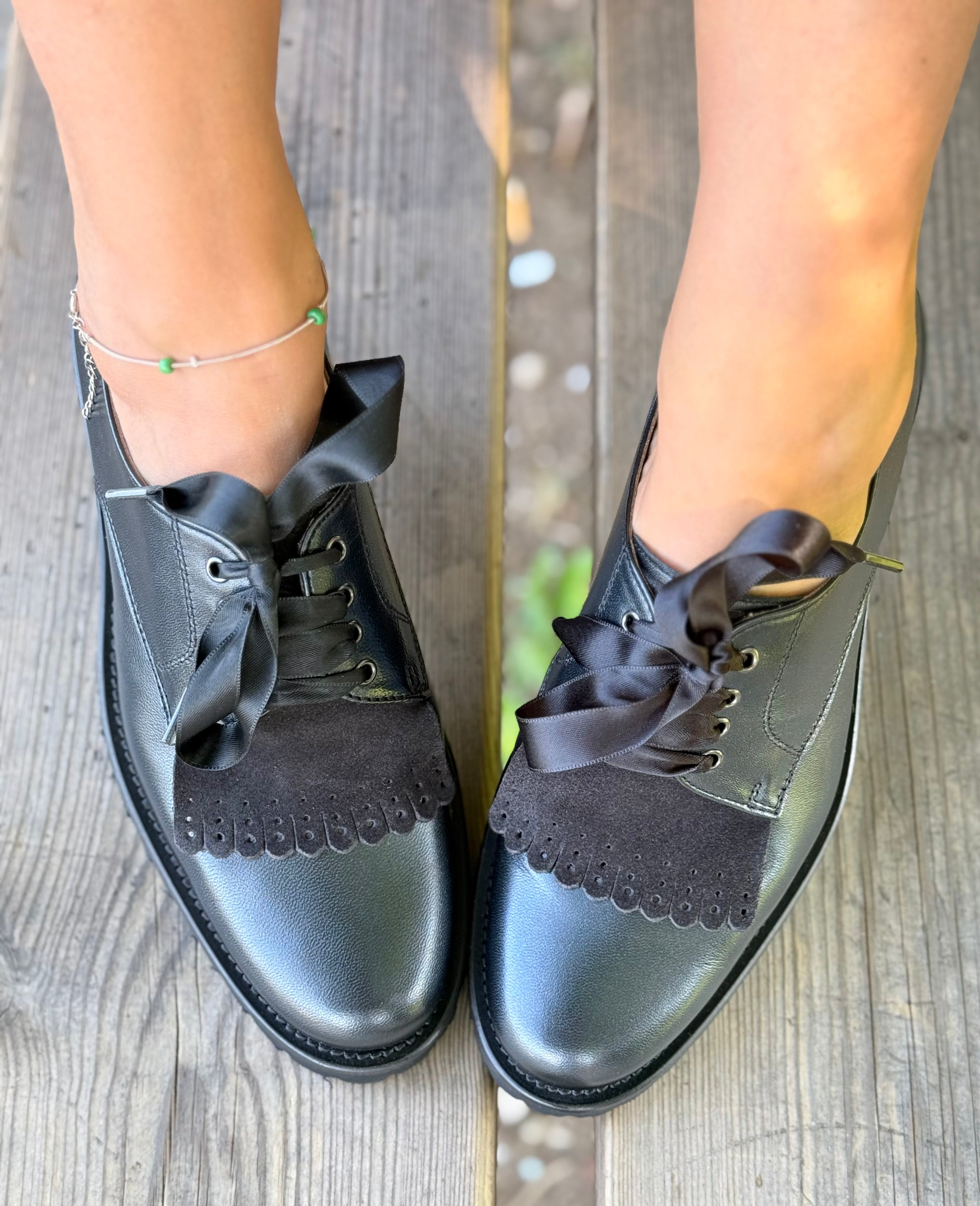 Image of Tiger Piombo scarpa bassa allacciata in nappa nera artigianale marchigiana