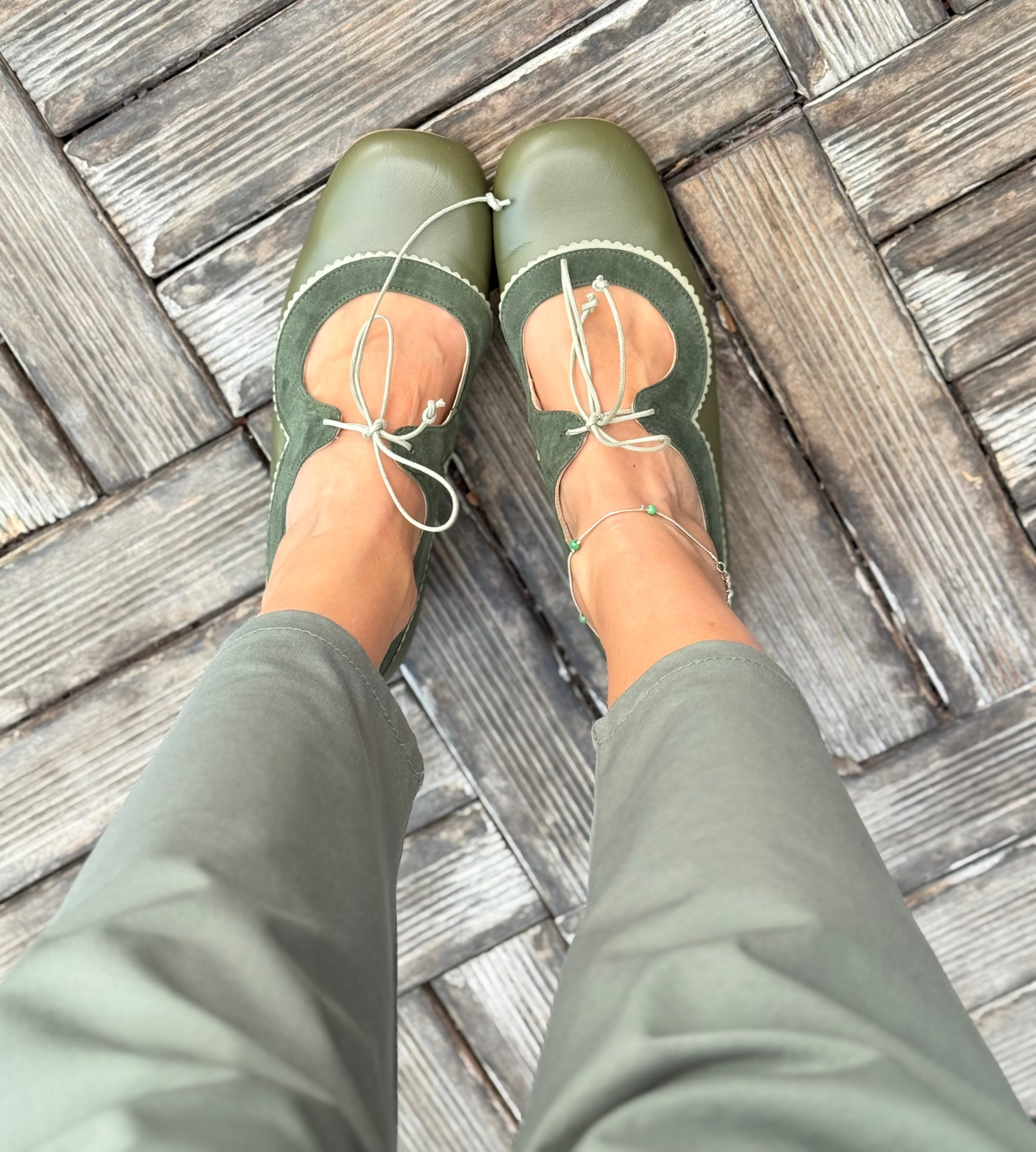 Image of Edith Olive scarpina in pelle verde con lacci tacco 4 cm artigianale marchigiana