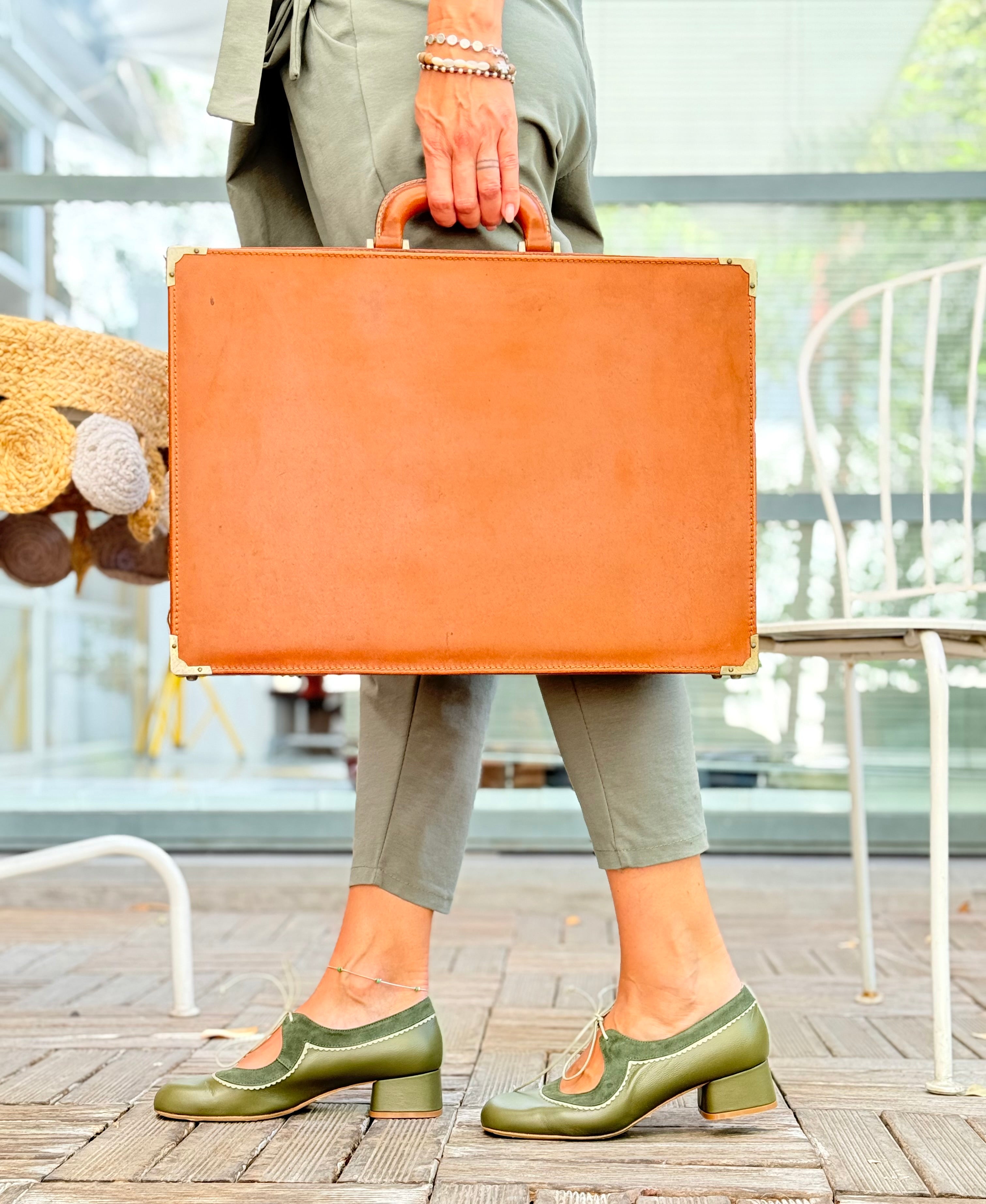 Image of Edith Olive scarpina in pelle verde con lacci tacco 4 cm artigianale marchigiana