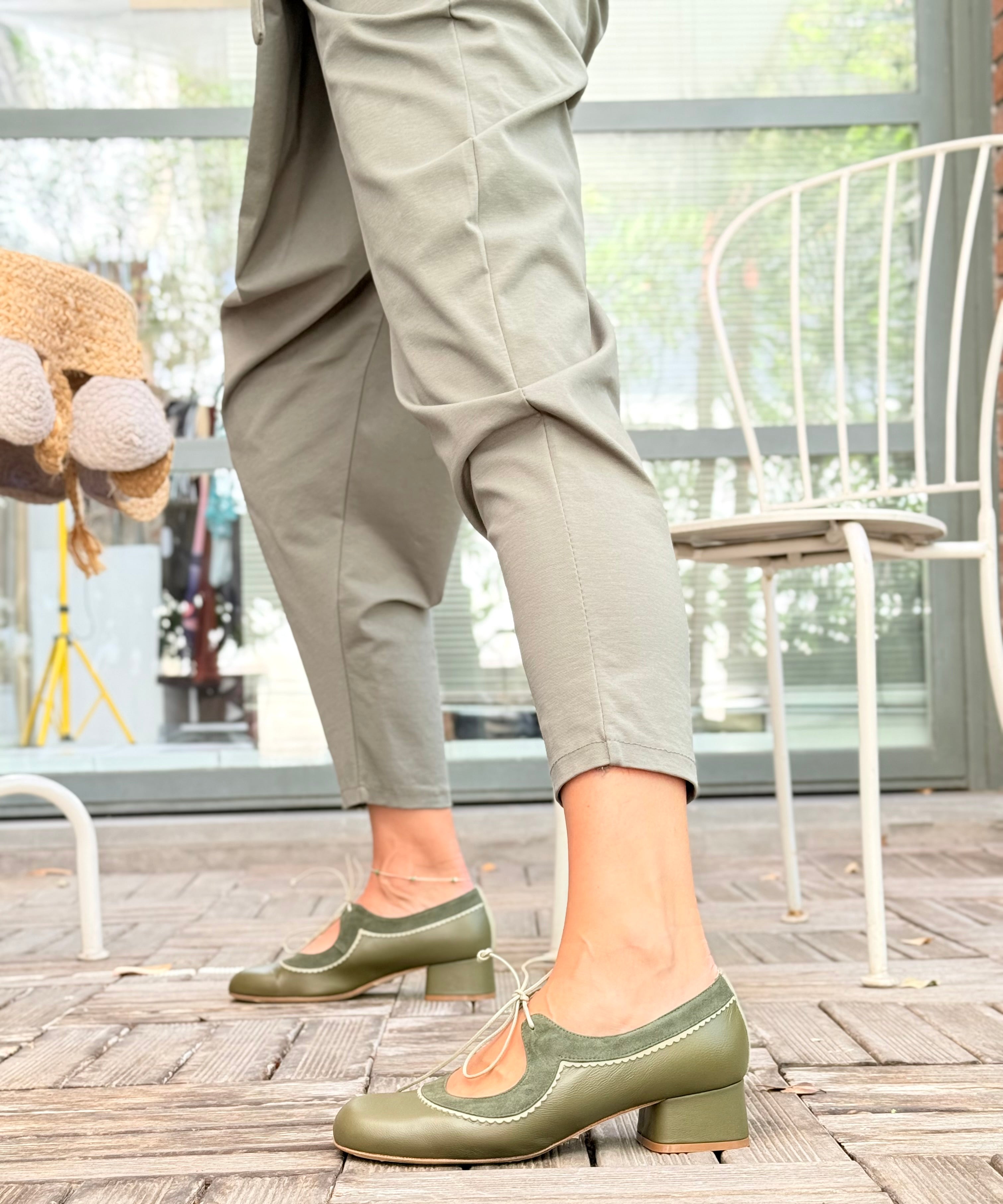 Image of Edith Olive scarpina in pelle verde con lacci tacco 4 cm artigianale marchigiana