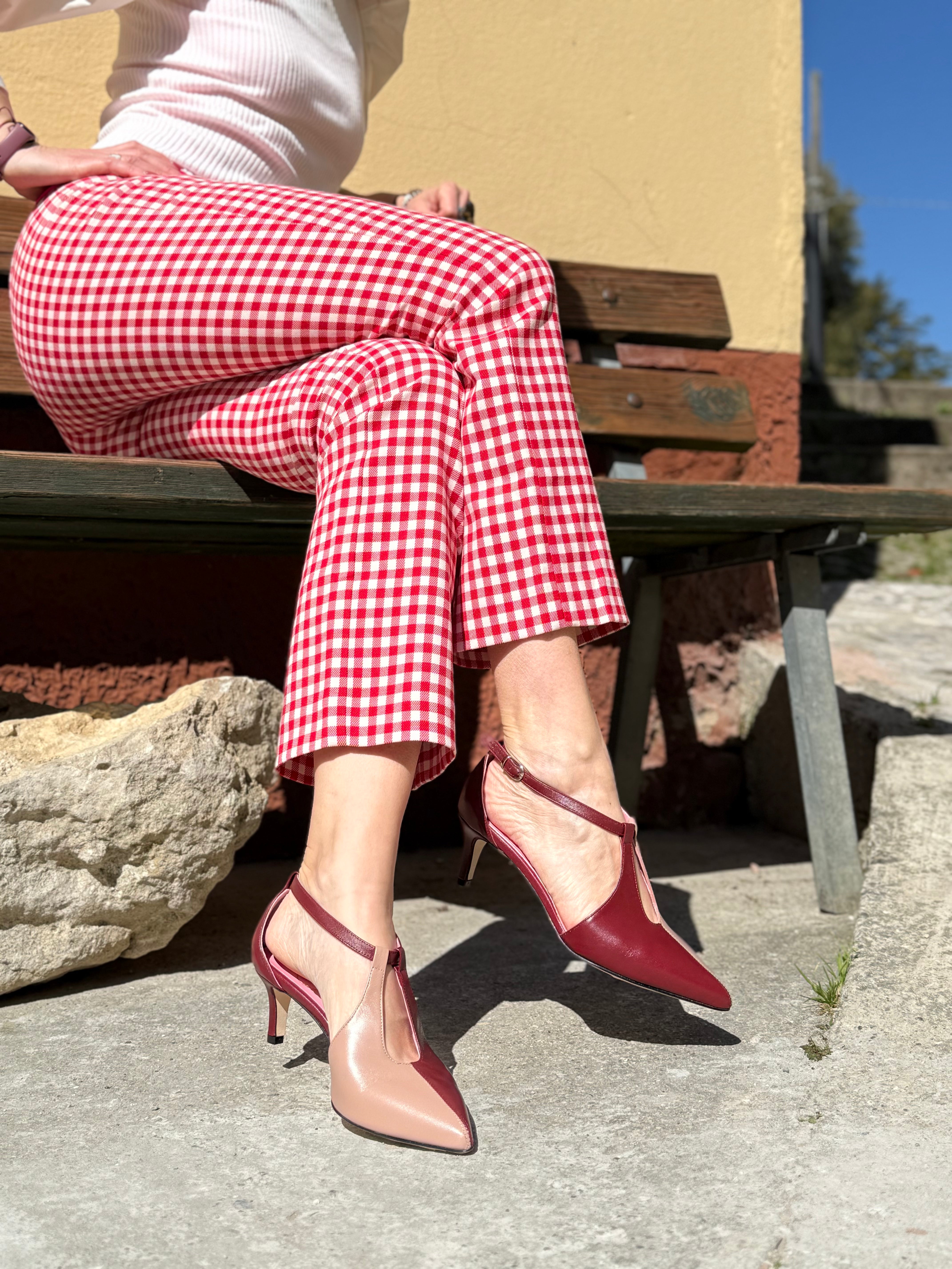 Image of Celebro Bordrose decollete t-bar sfilata con tacco 5 in nappa bordeaux e  rosa antico artigianale toscana