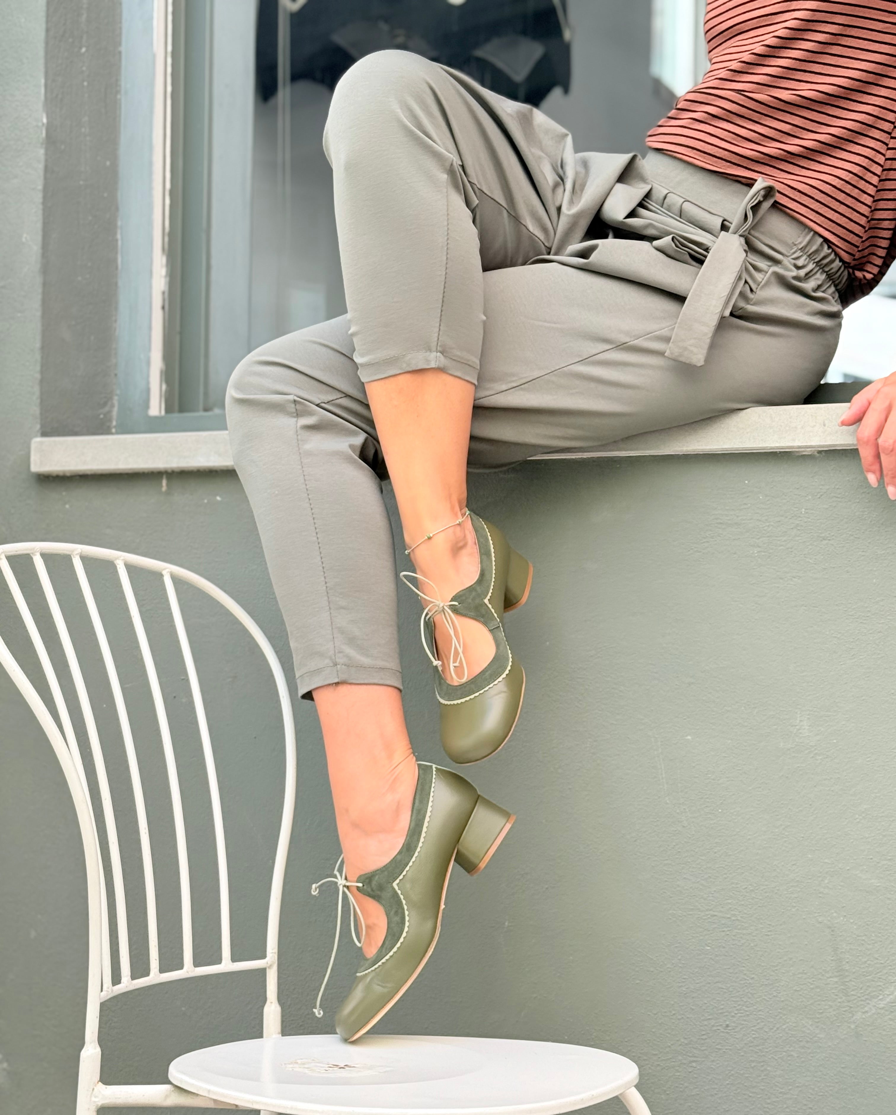 Image of Edith Olive scarpina in pelle verde con lacci tacco 4 cm artigianale marchigiana