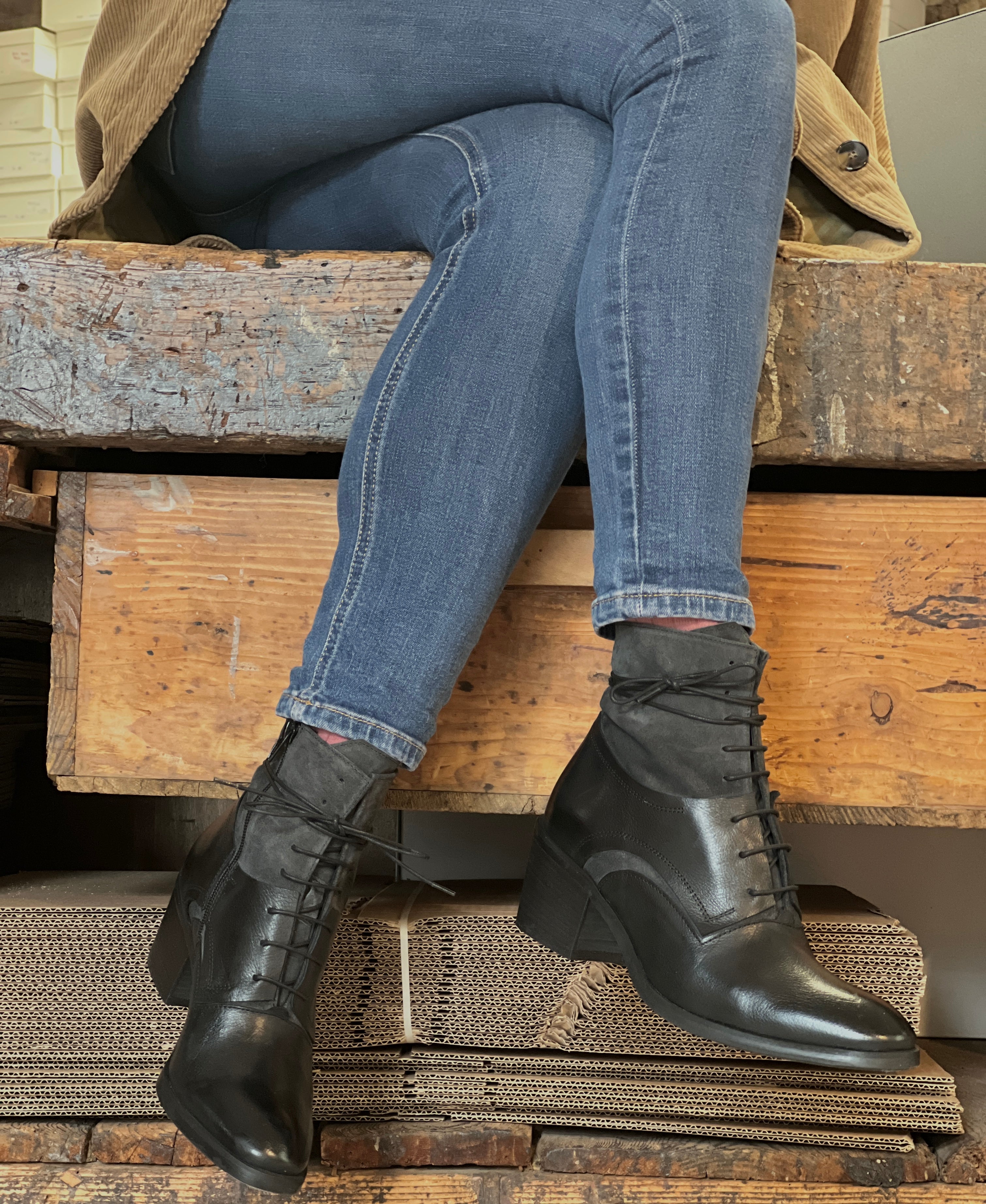 Byron Black tronchetto allacciato con tacco 6 cm in pelle nera artigianale marchigiano