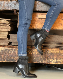 Image of Byron Black tronchetto allacciato con tacco 6 cm in pelle nera artigianale marchigiano