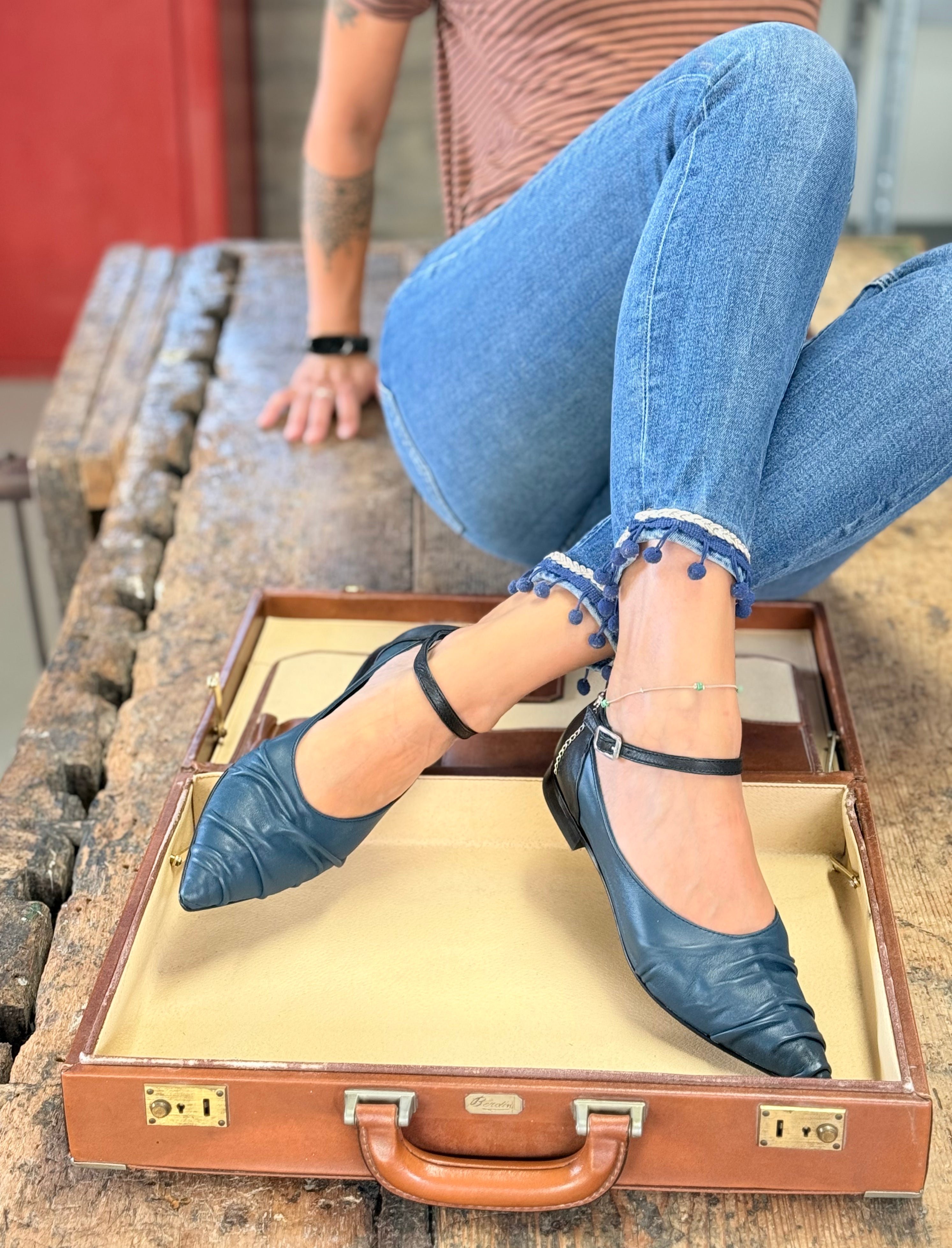 Benza Blue ballerina a sacchetto con cinturino in nappa blu tacco 1.5 artigianale marchigiana