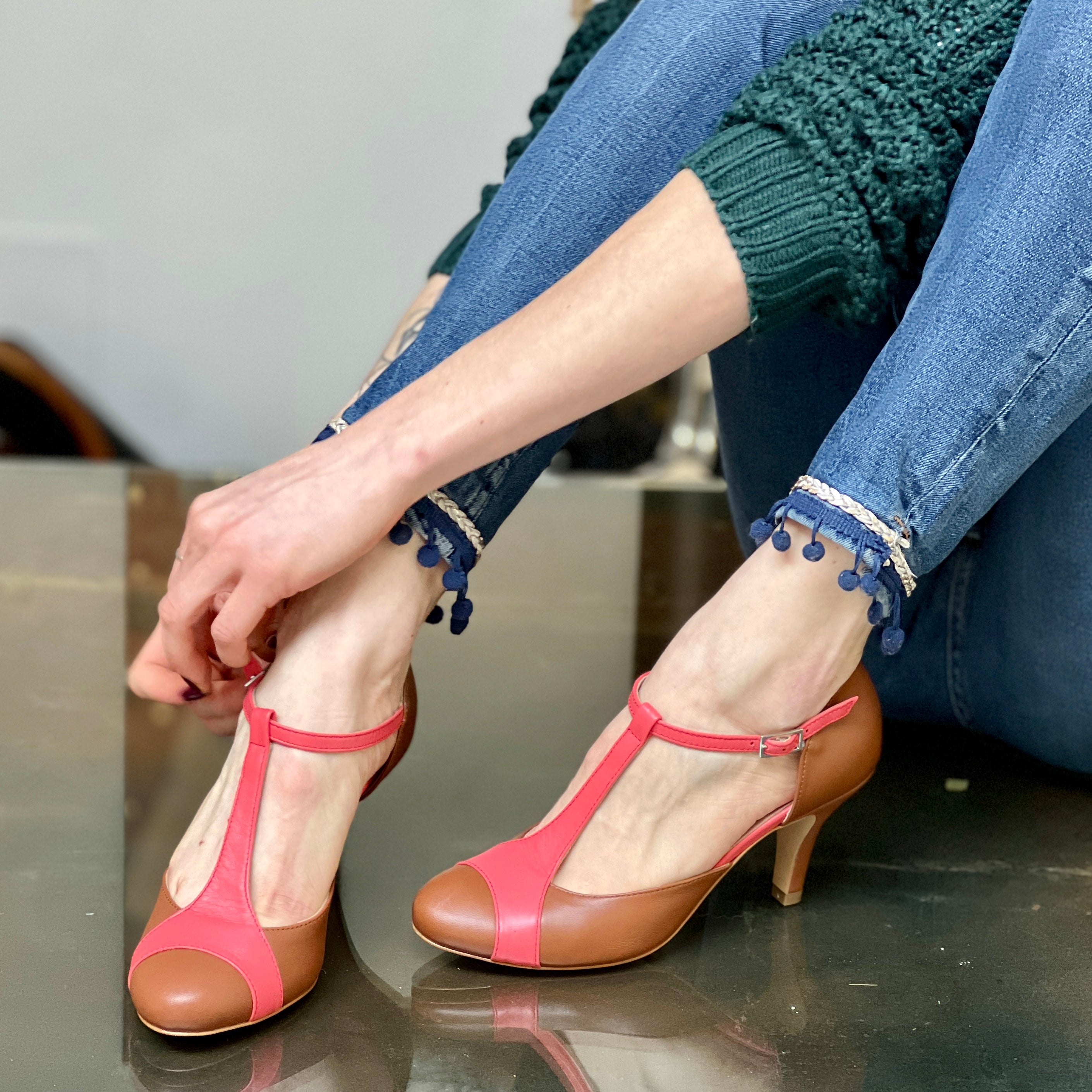 Image of Mindy Cuoio scarpetta t bar in tacco 7 cm in nappa cuoio e corallo artigianale pugliese