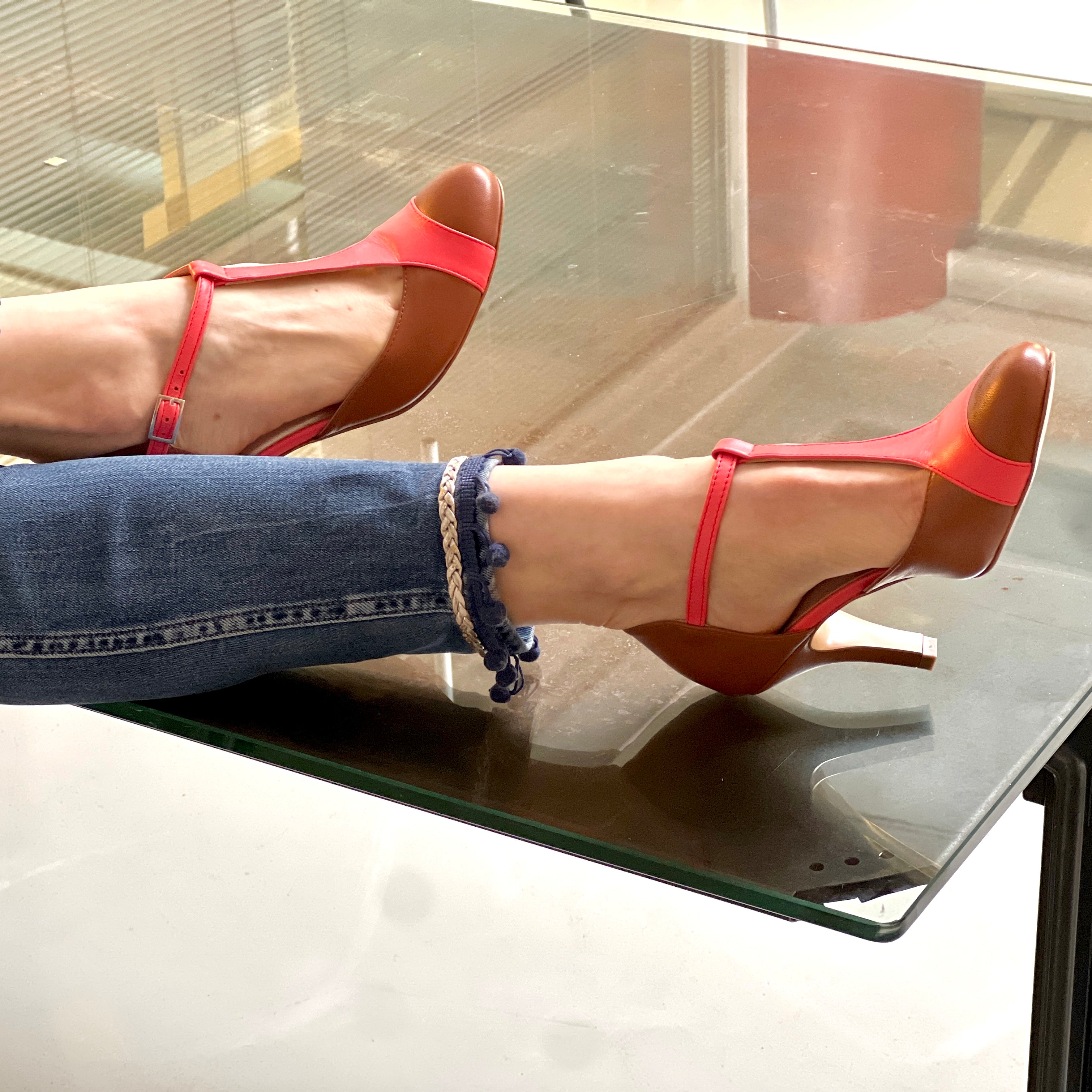 Image of Mindy Cuoio scarpetta t bar in tacco 7 cm in nappa cuoio e corallo artigianale pugliese