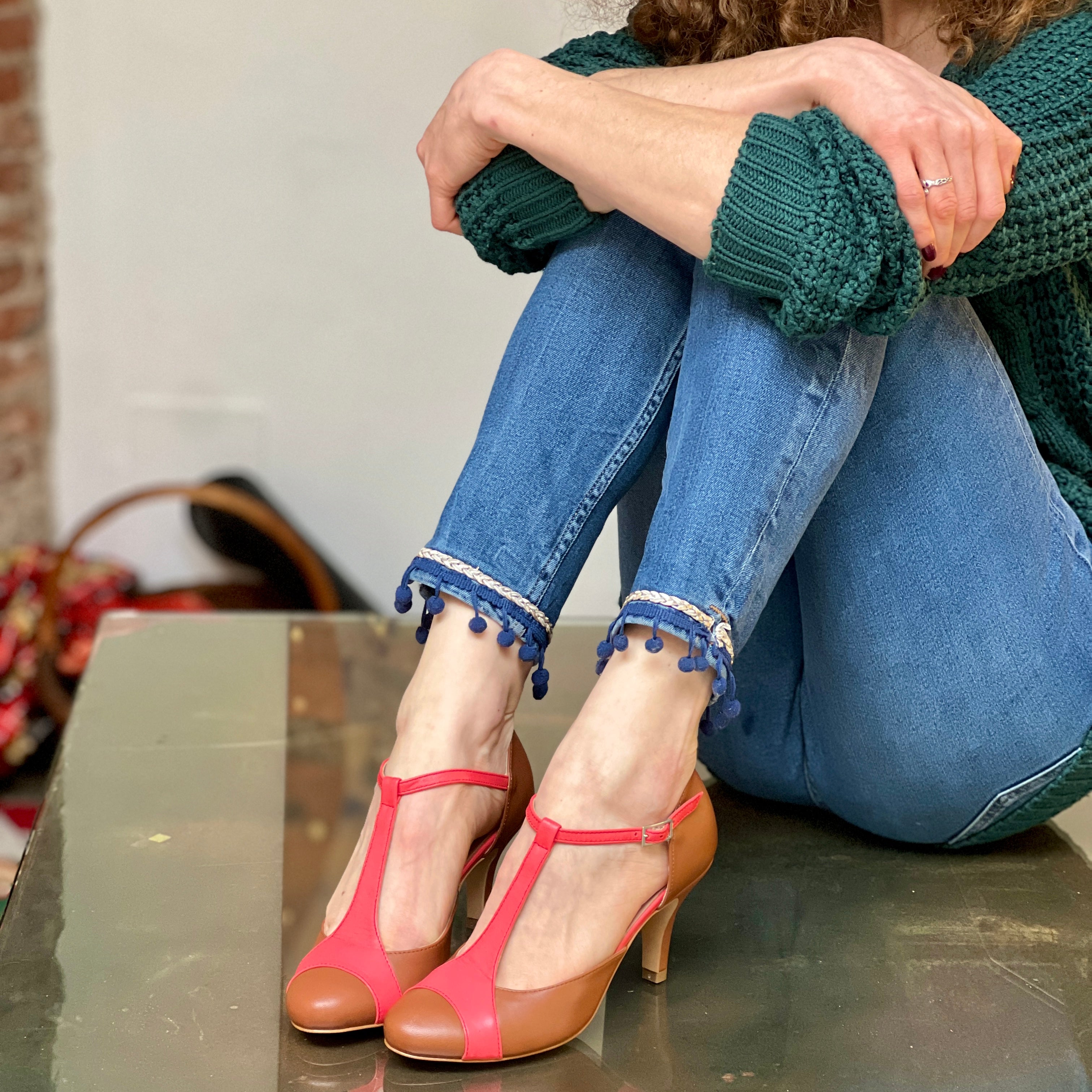 Image of Mindy Cuoio scarpetta t bar in tacco 7 cm in nappa cuoio e corallo artigianale pugliese