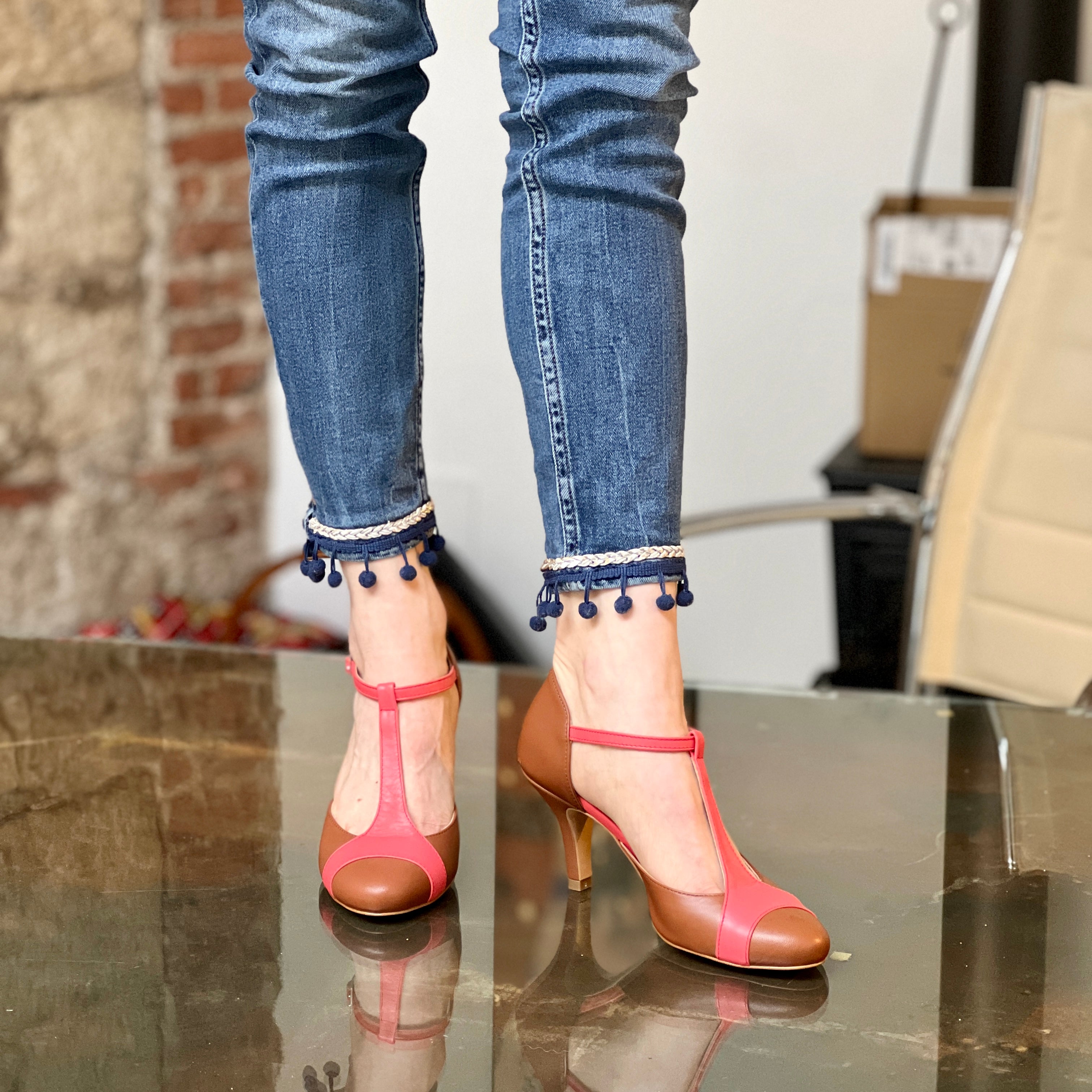 Image of Mindy Cuoio scarpetta t bar in tacco 7 cm in nappa cuoio e corallo artigianale pugliese