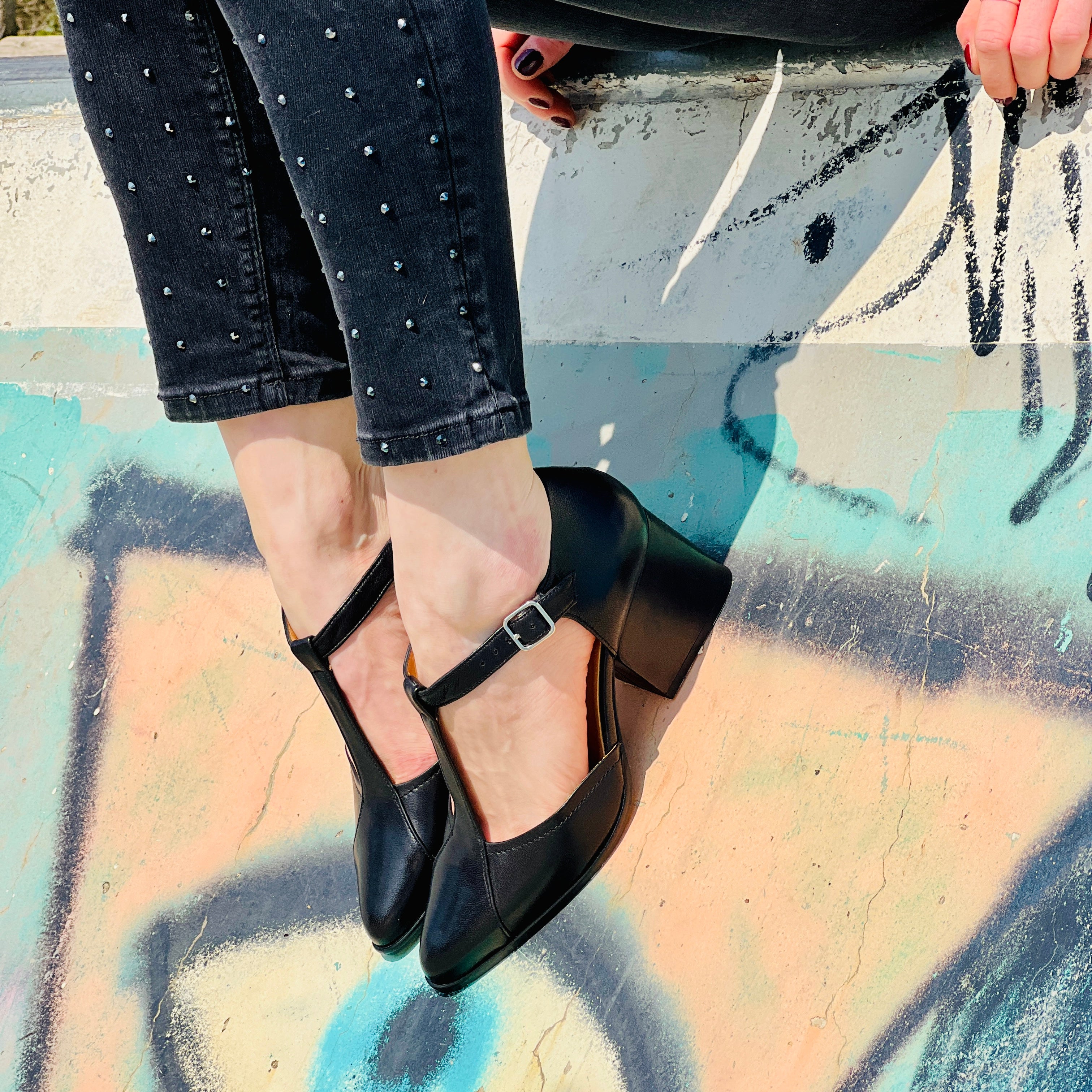 Mitty Black decollete t bar in vitello spazzolato nero e tacco 6.5 rettangolare artigianale