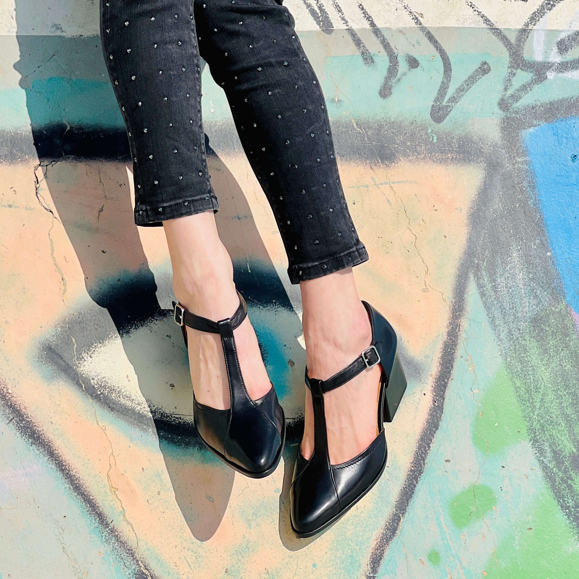 Mitty Black decollete t bar in vitello spazzolato nero e tacco 6.5 rettangolare artigianale
