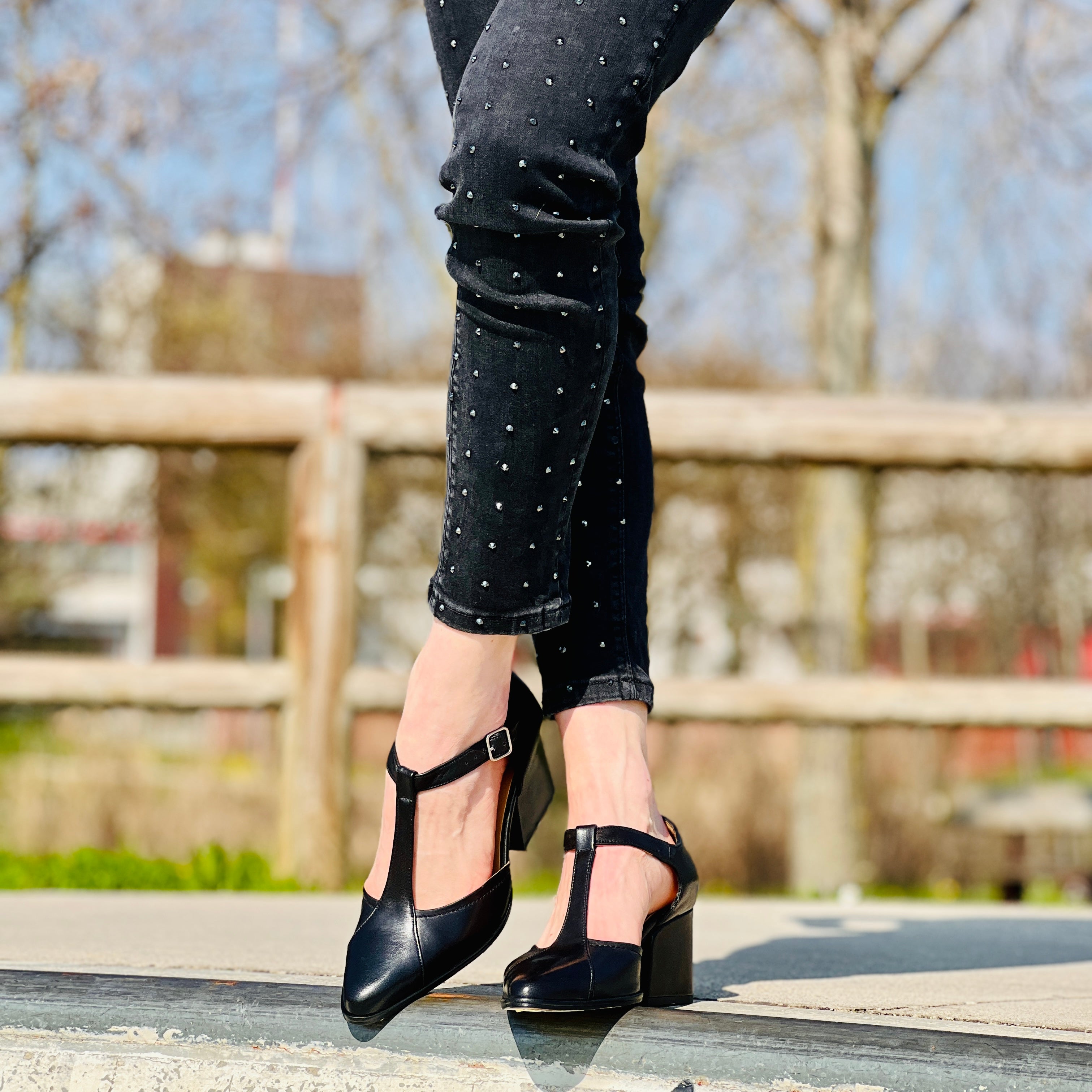 Mitty Black decollete t bar in vitello spazzolato nero e tacco 6.5 rettangolare artigianale