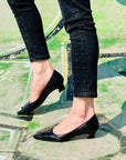 Lisa decollete  sfilata nera tacco 3 cm kitten heel con fibbie in pelle artigianale Marchigiana